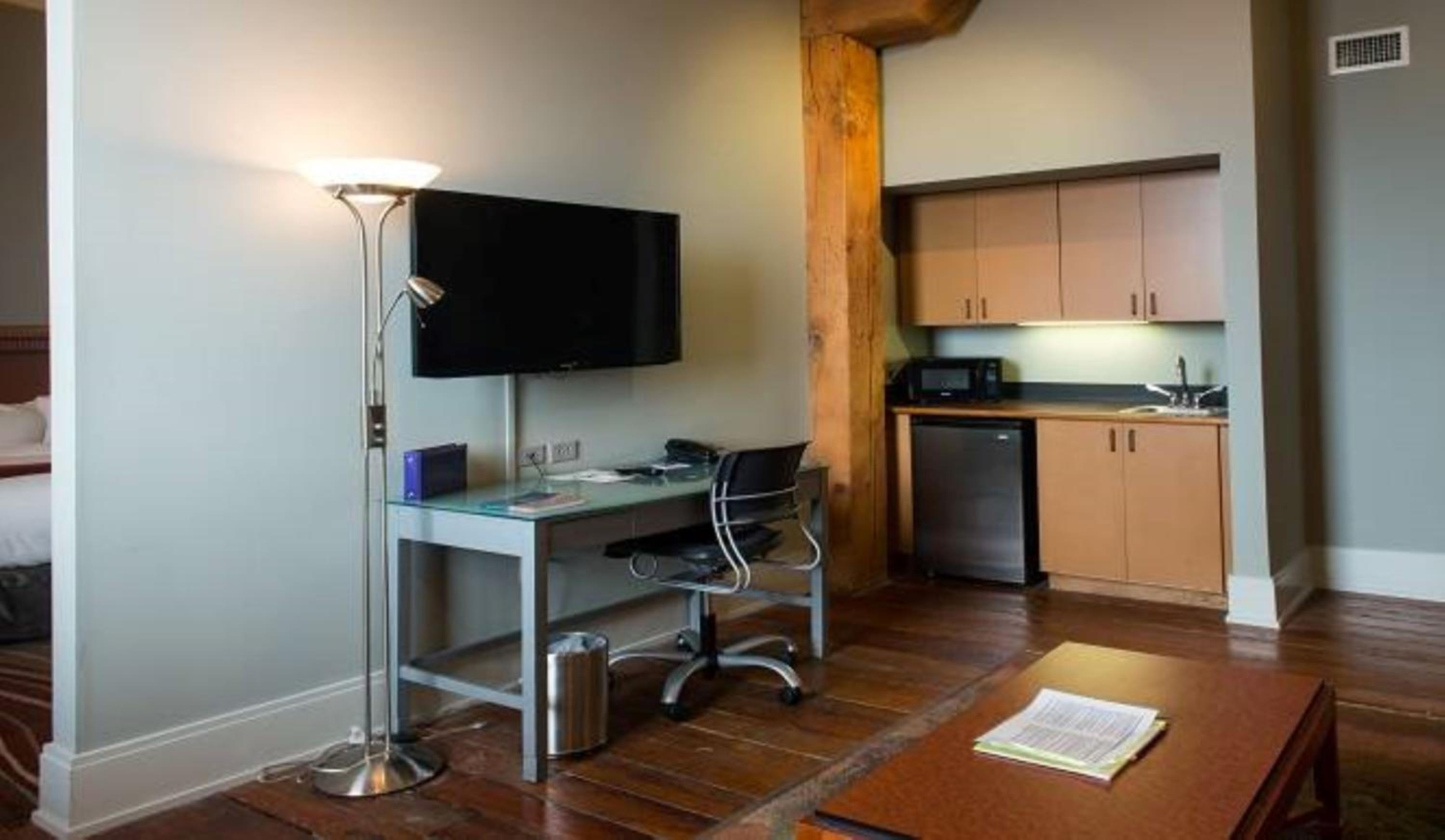 Arts Suite with Hot Tub - Photo 5