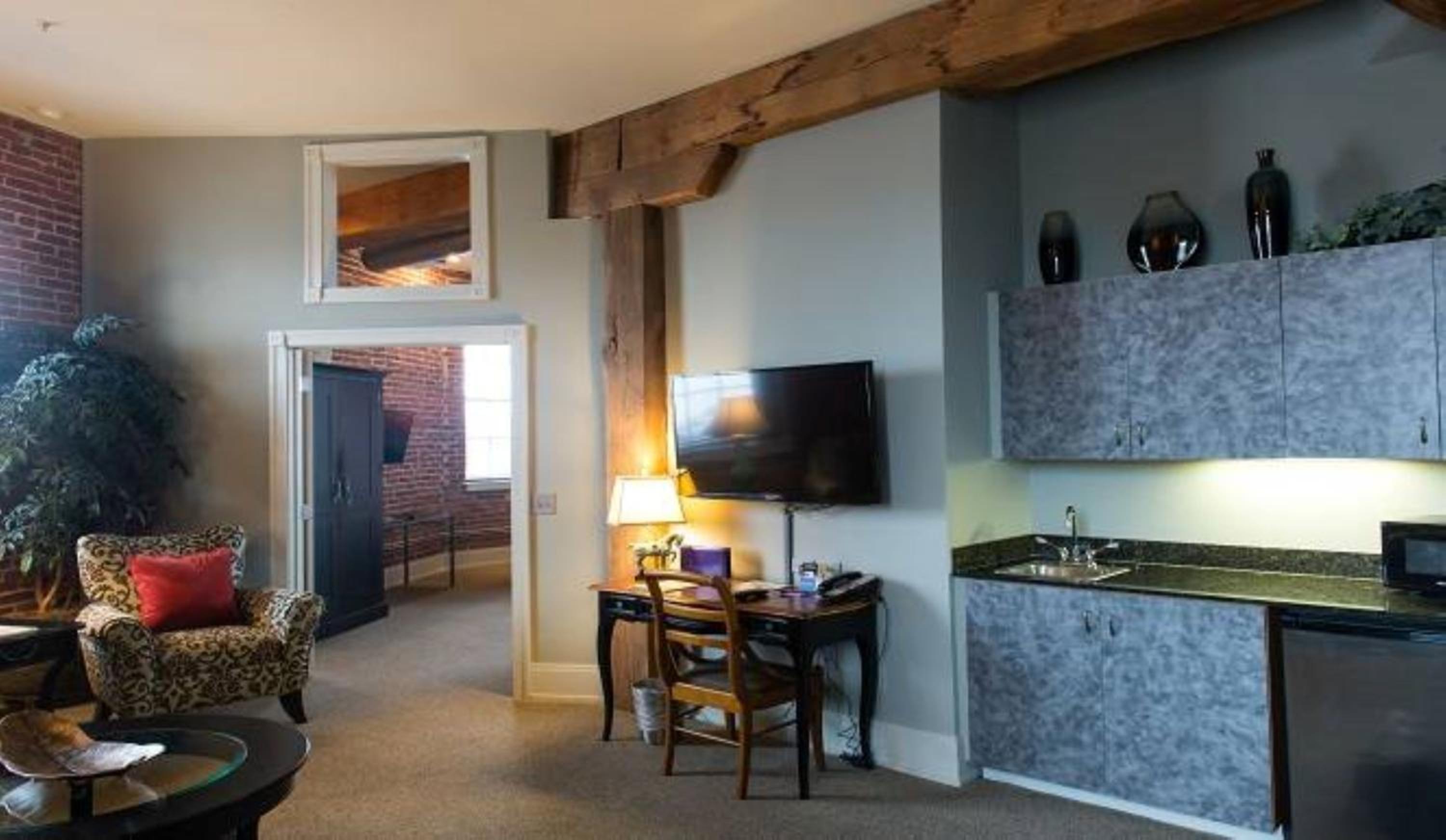 Suite with Hot Tub - Photo 2