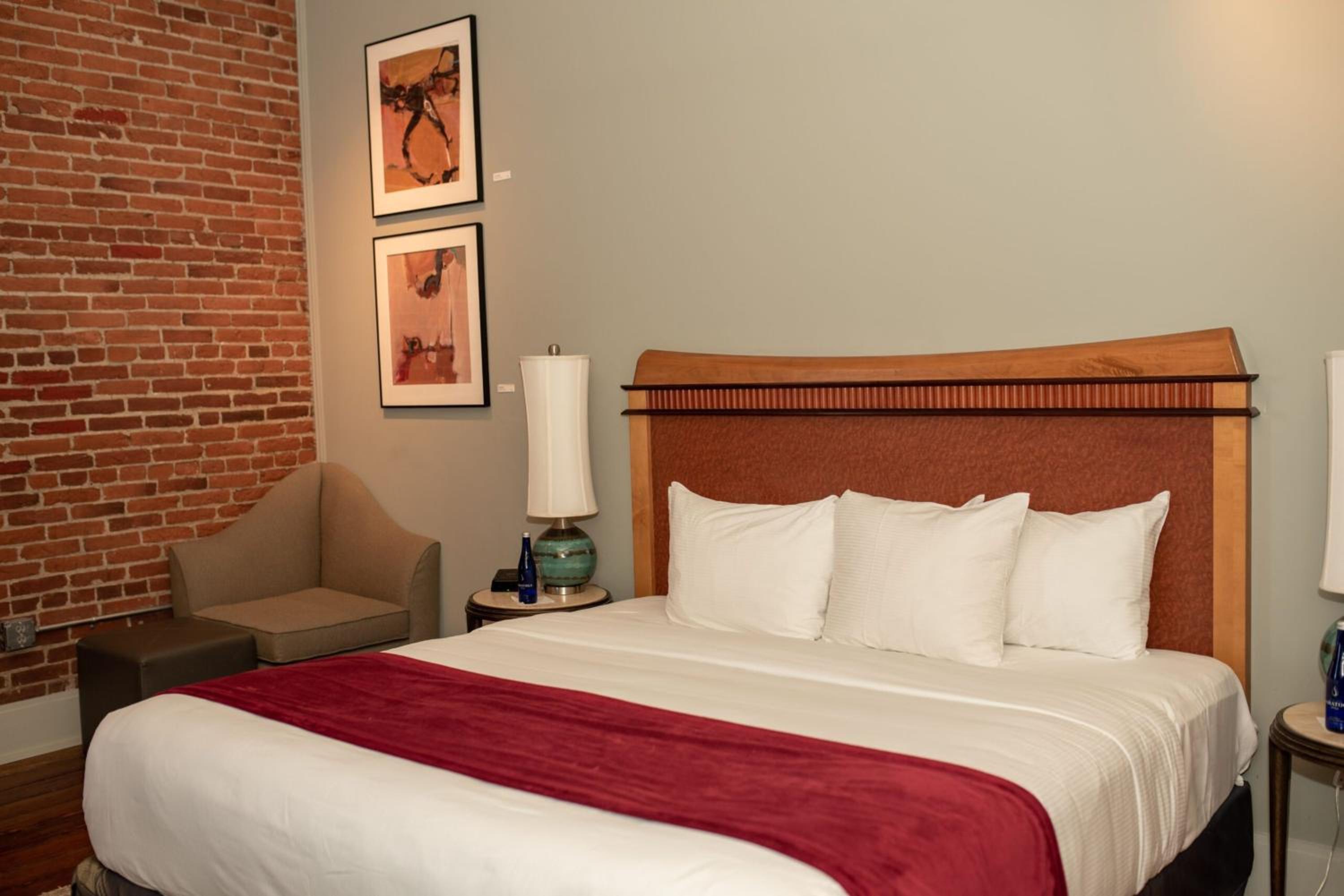 Arts Suite with Hot Tub - Photo 3