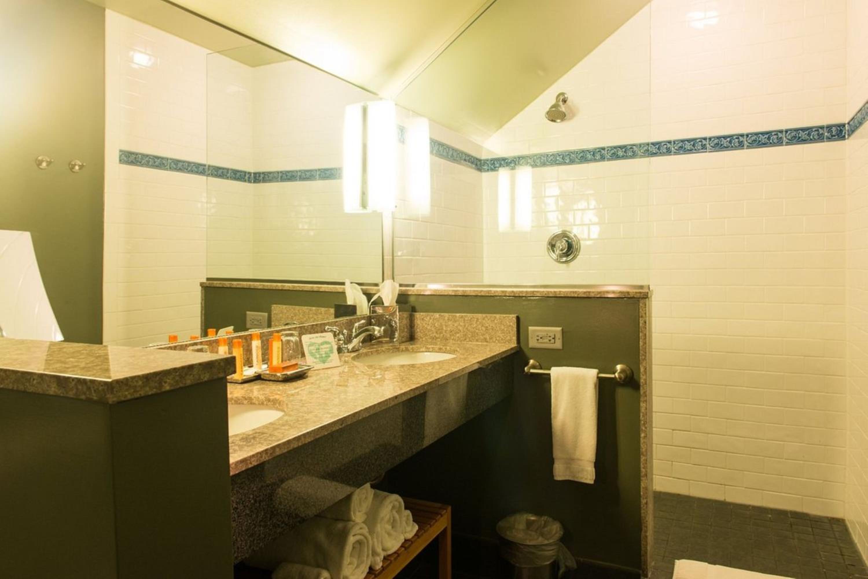 Loft Suite with Hot Tub - Photo 4