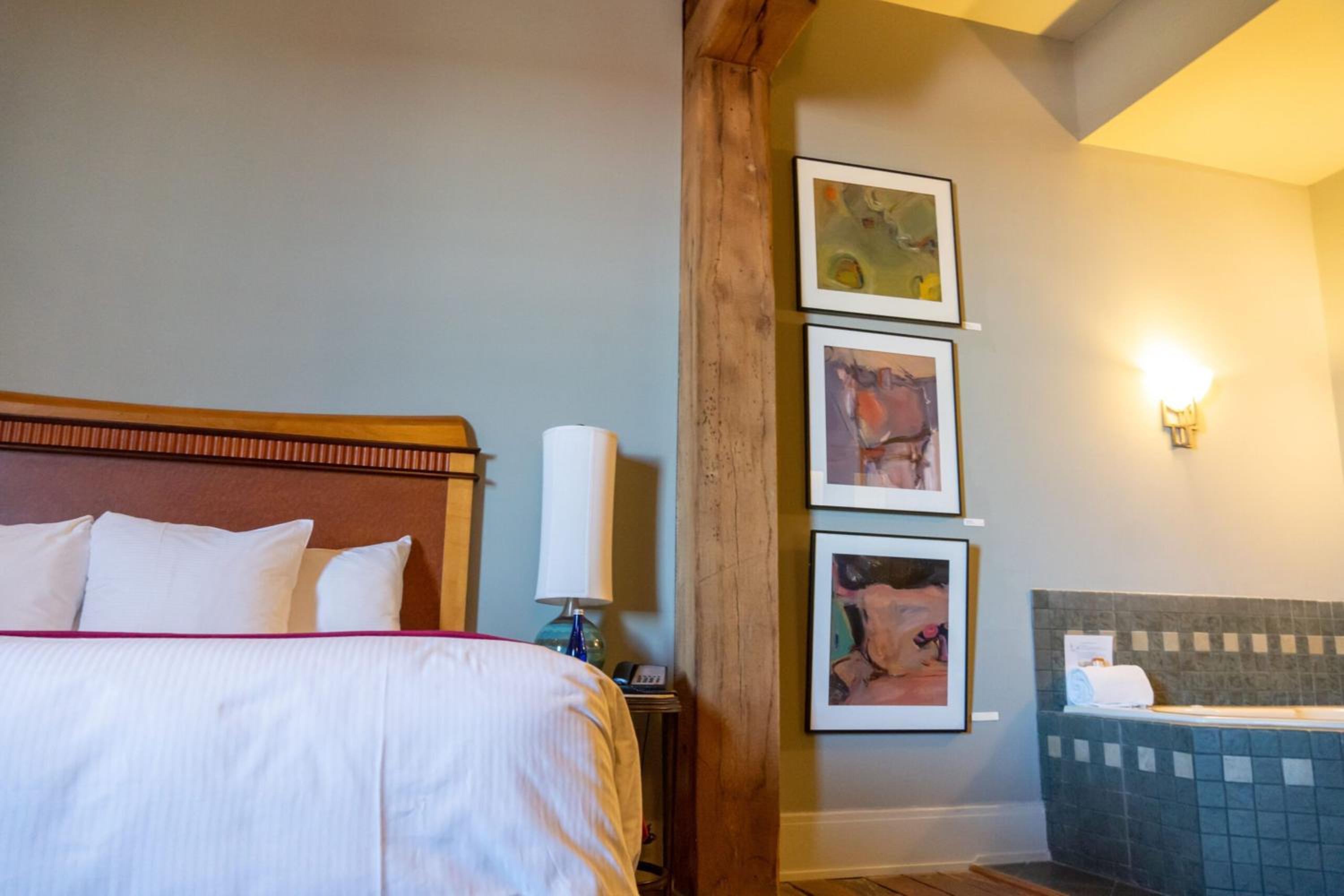 Arts Suite with Hot Tub - Photo 8