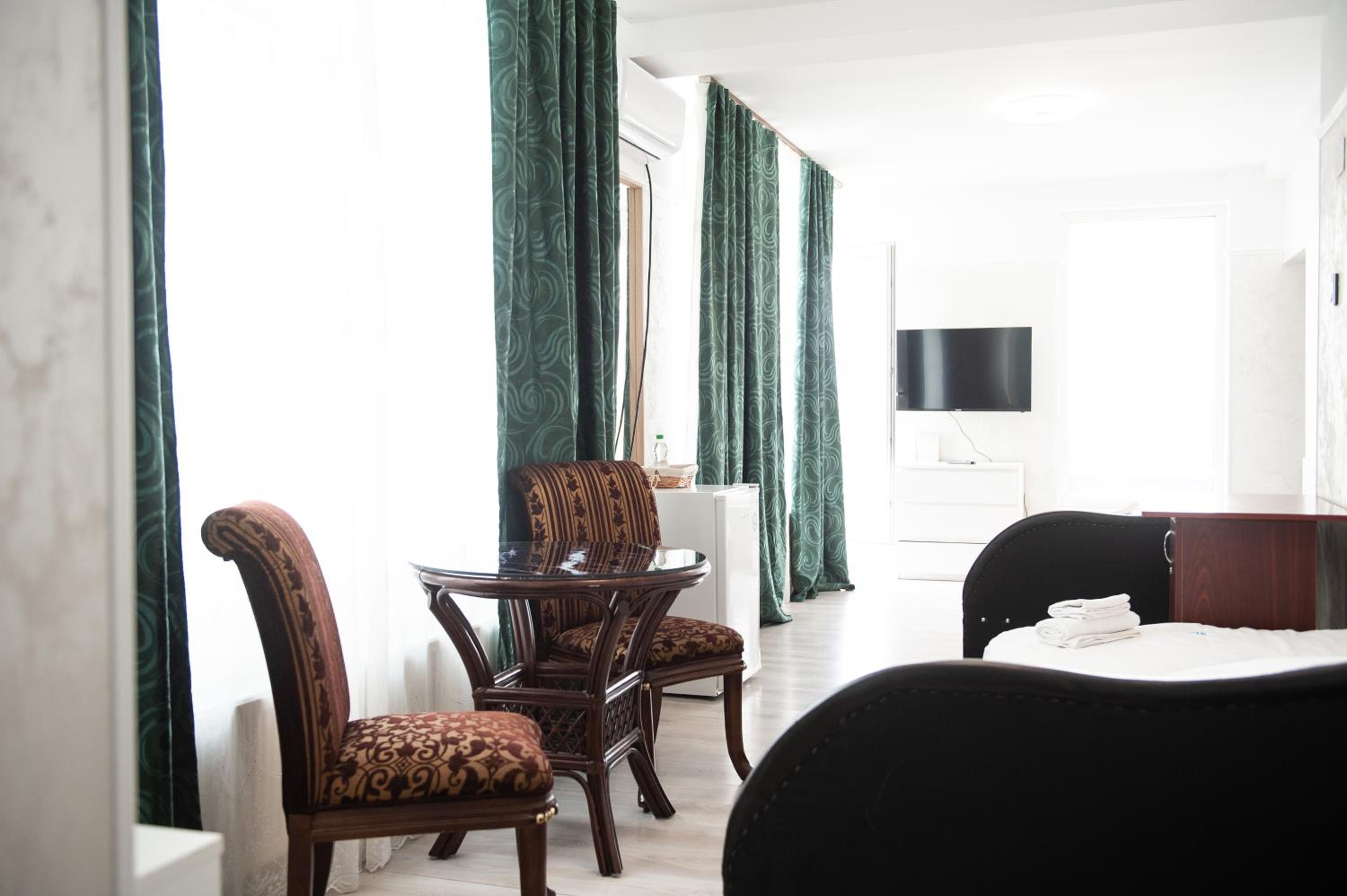 Apartment with Terrace - Photo 4