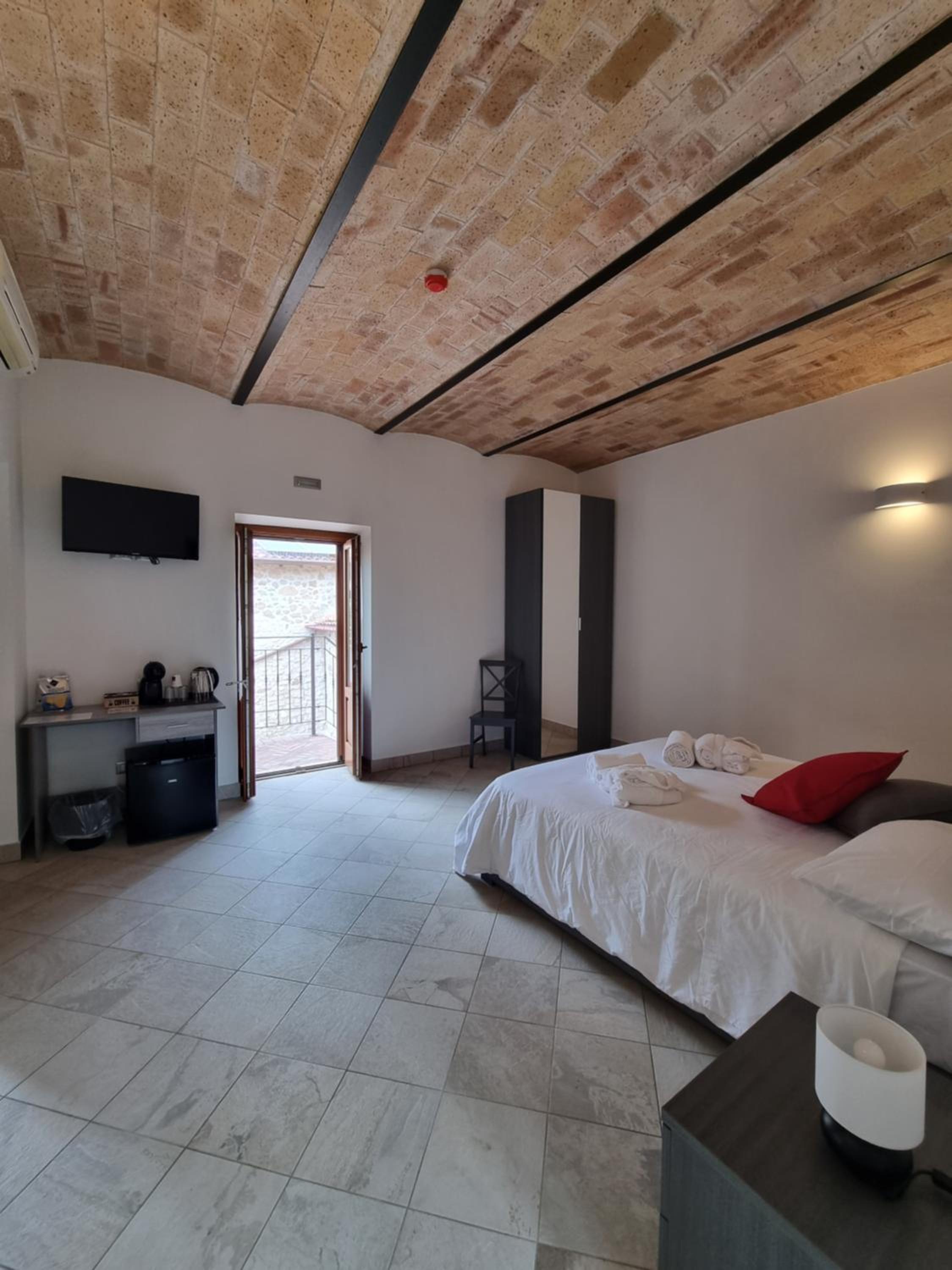 Deluxe Double Room with Balcony photo 2