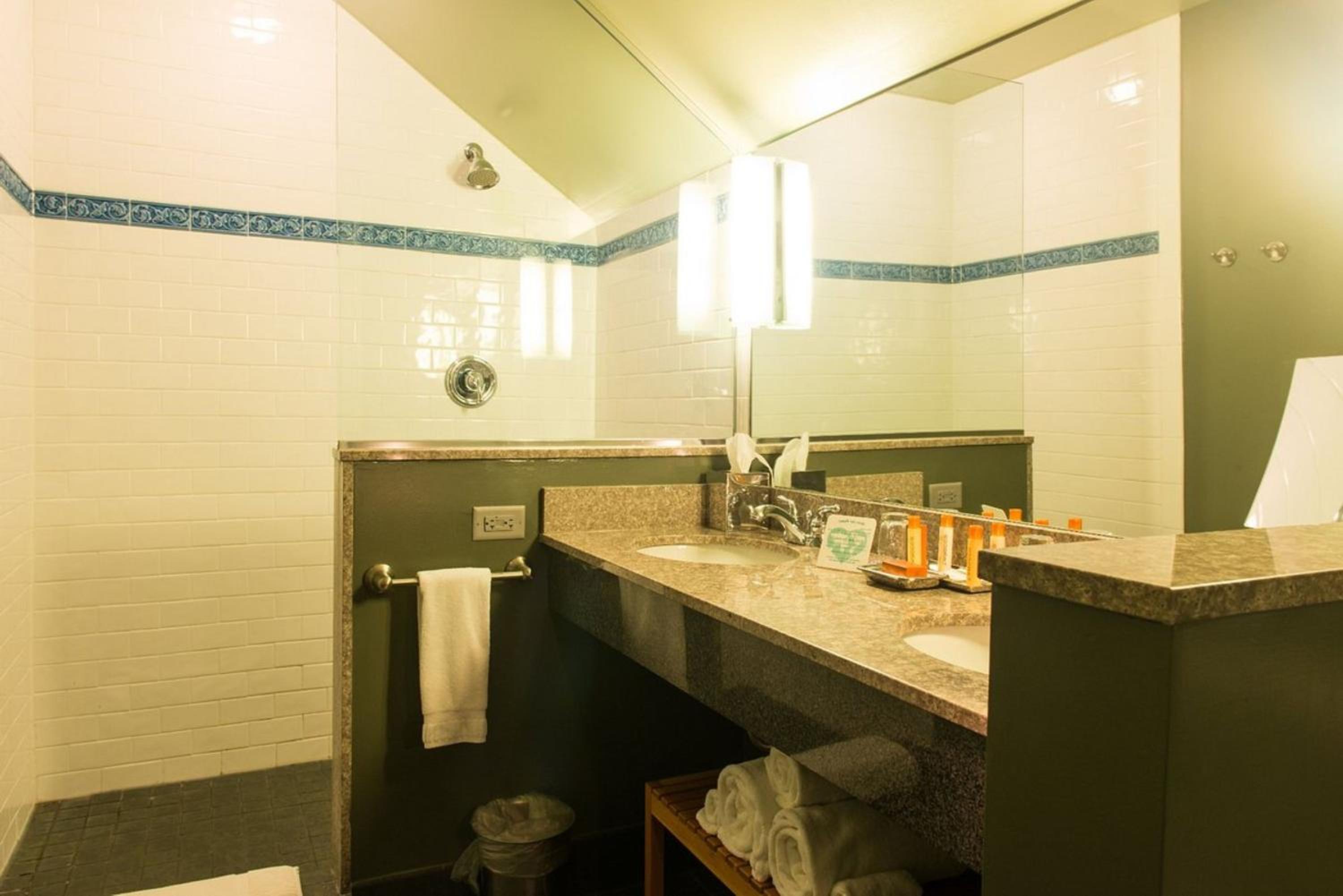 Loft Suite with Hot Tub - Photo 2