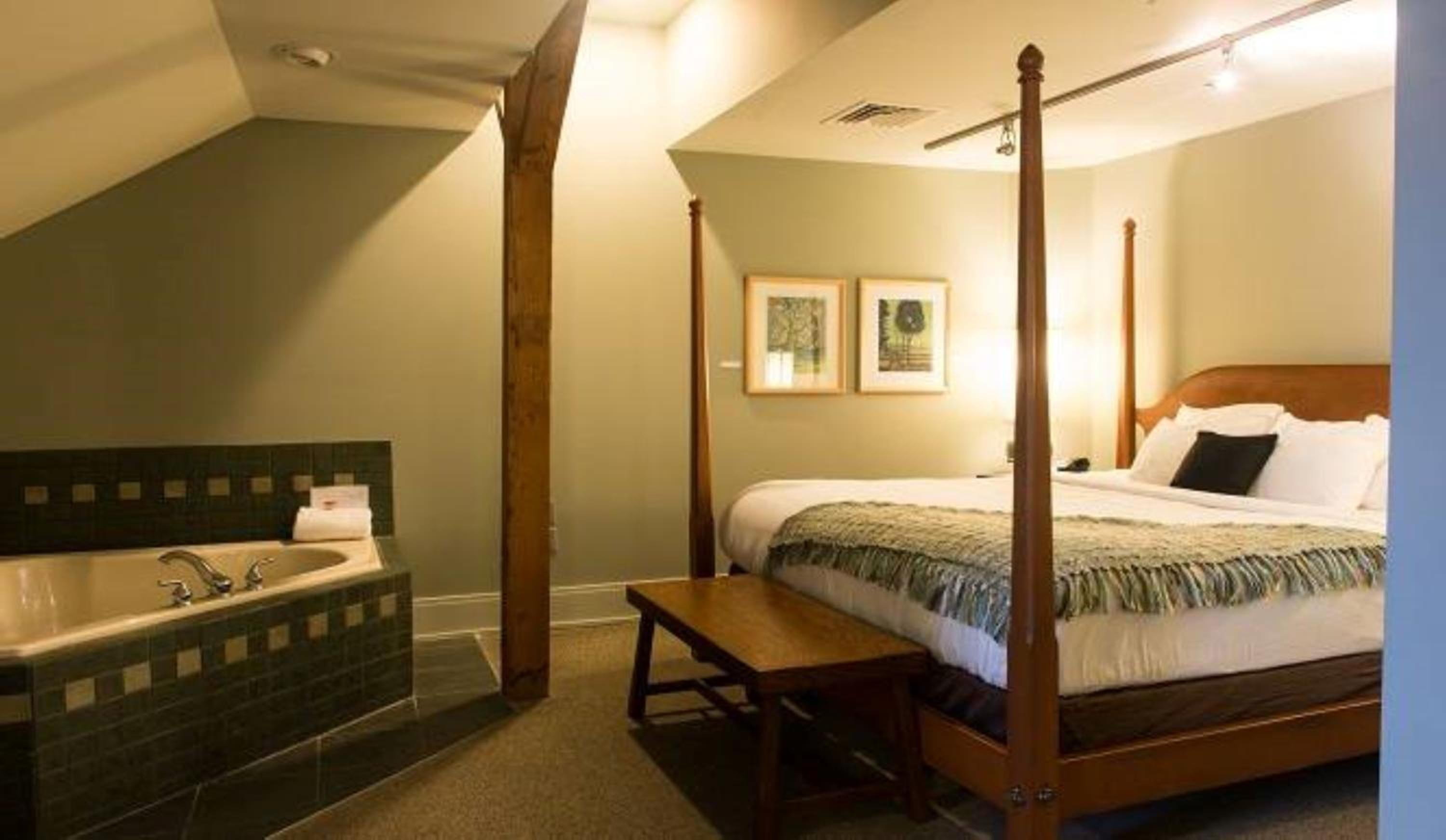 Loft Suite with Hot Tub - Photo 3