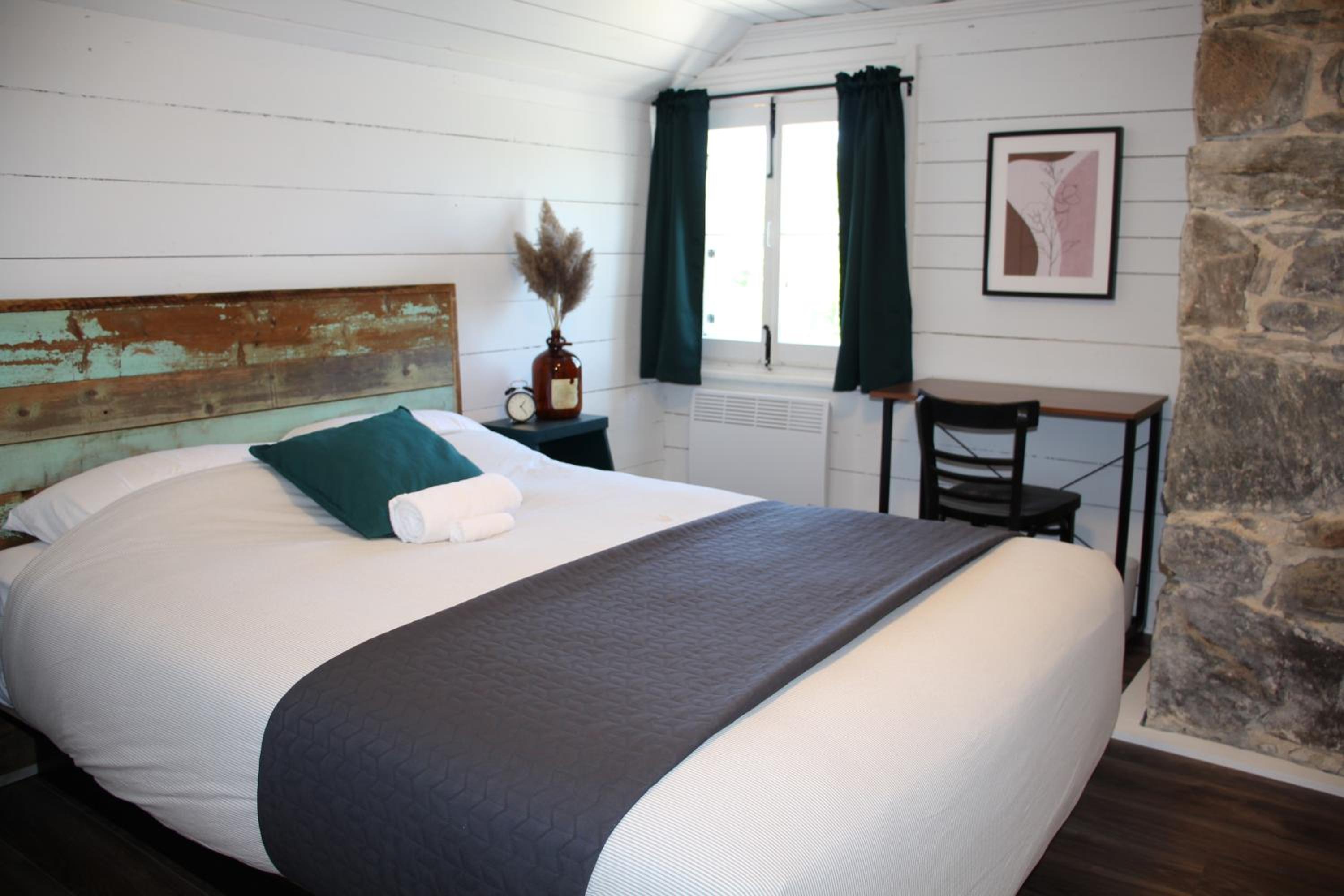 Queen Room with Shared Bathroom photo 2