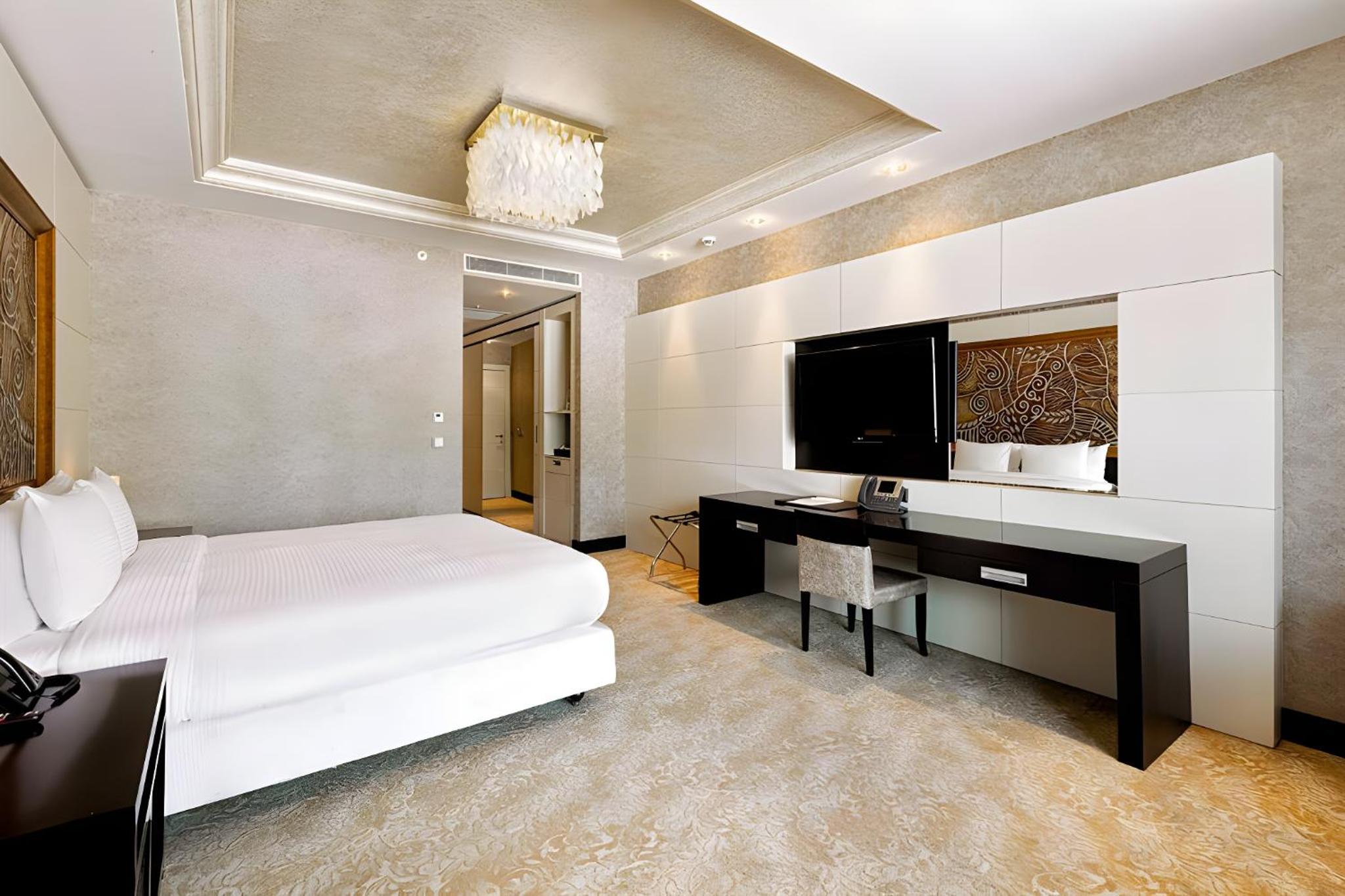 Deluxe King Room with Mountain View photo 2