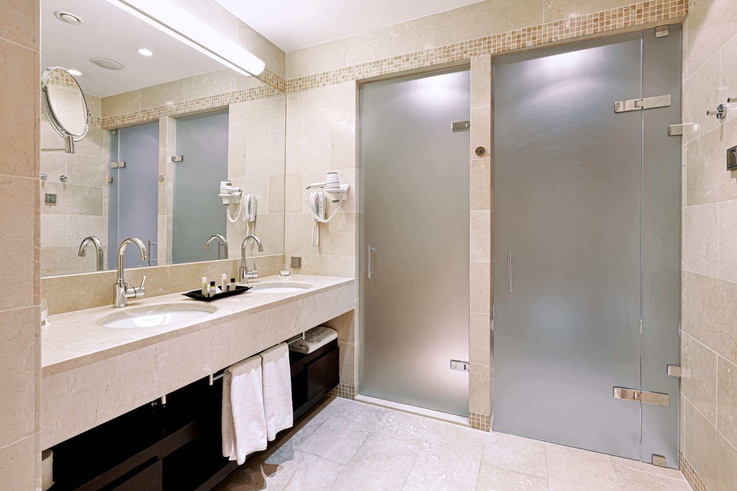 Superior Twin Room with Plaza View photo 3