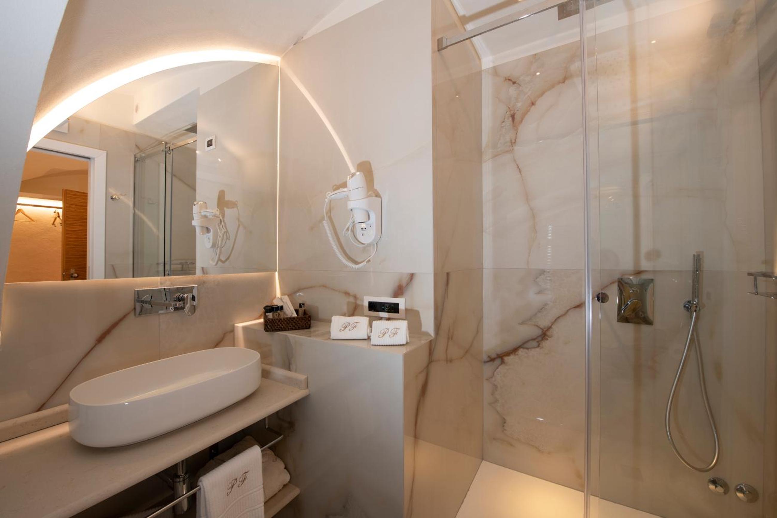 Deluxe Room - Photo 10