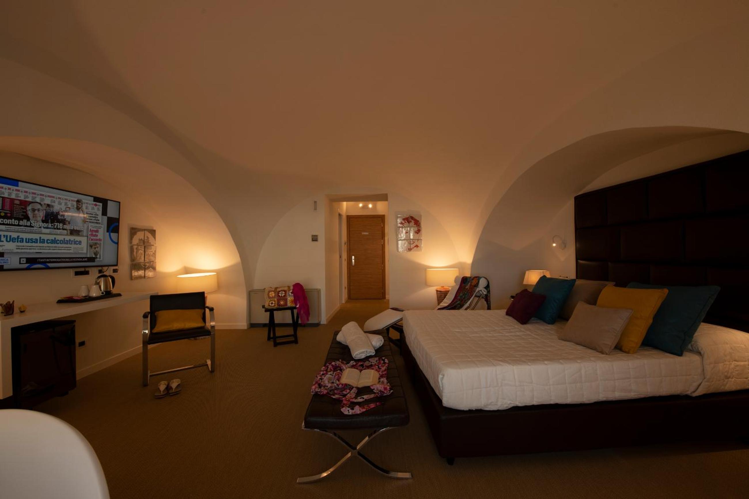 Deluxe Room - Photo 21
