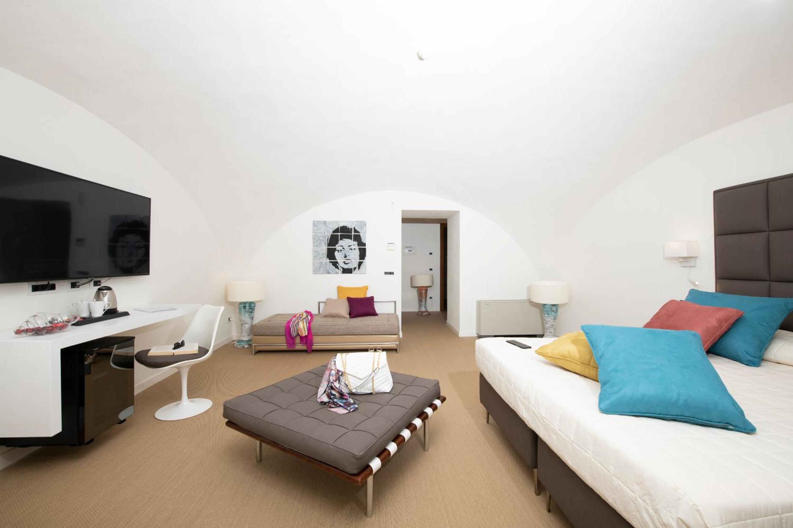 Deluxe Room - Photo 7