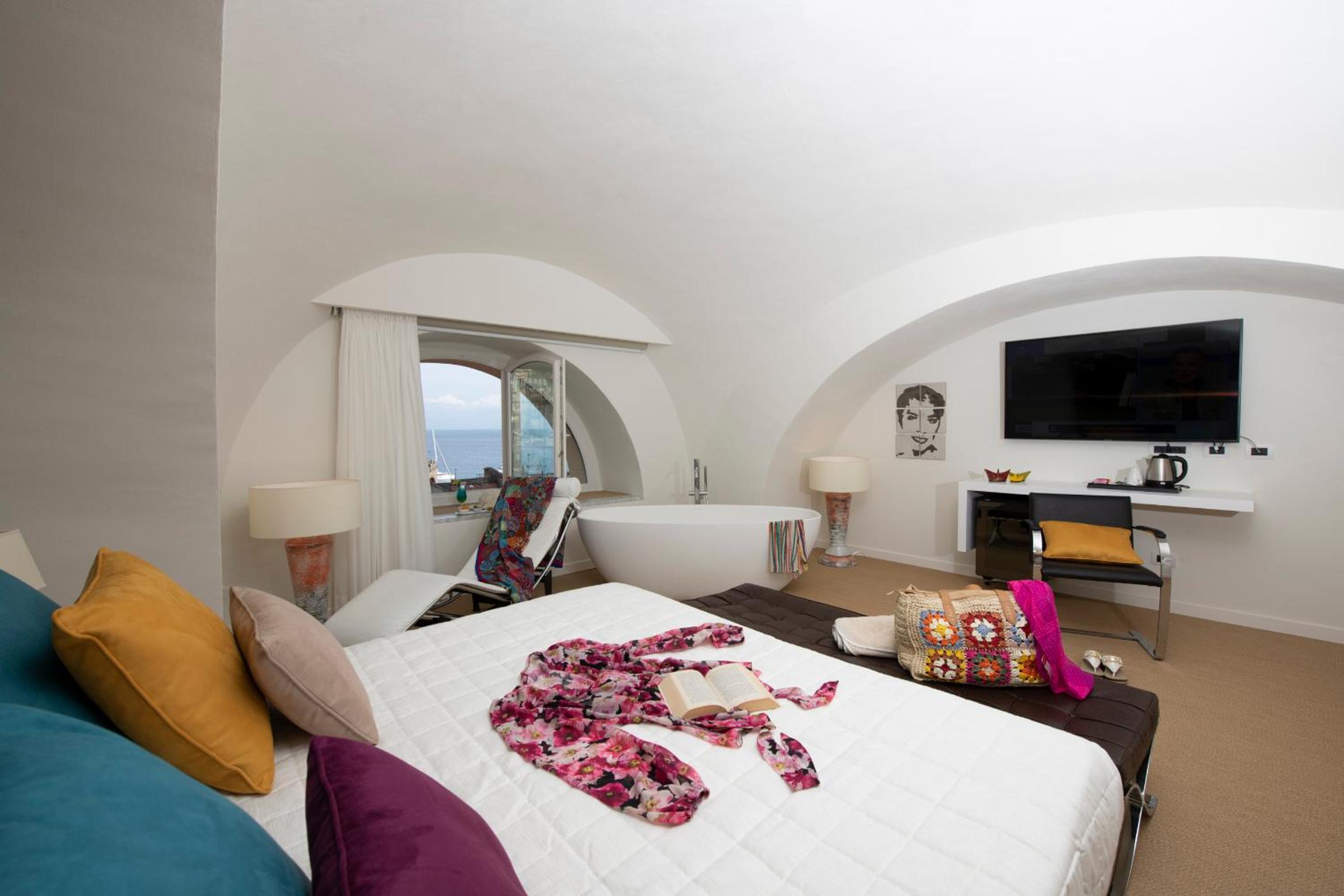 Deluxe Room - Photo 20