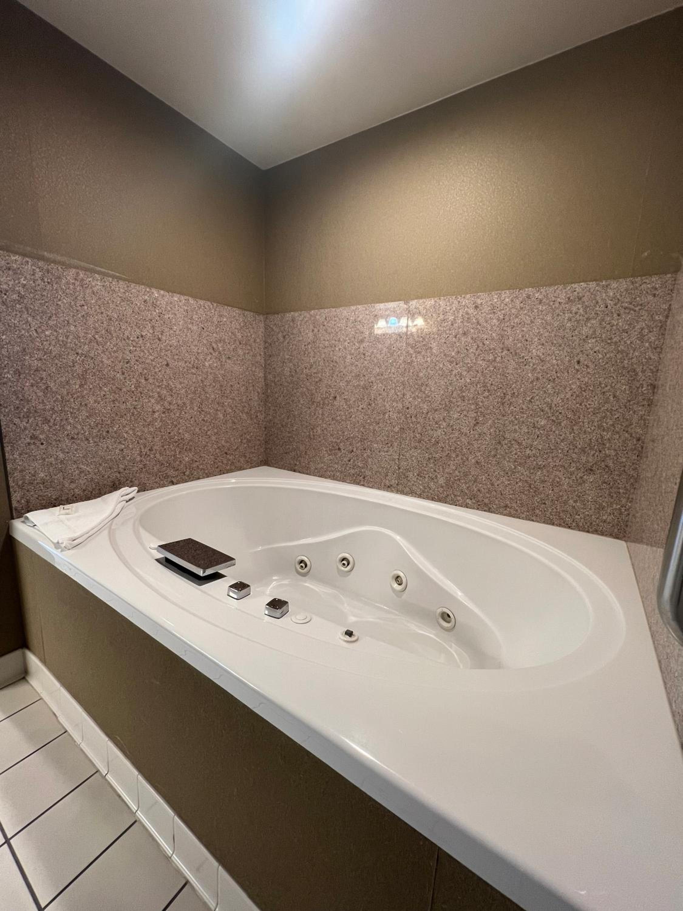 One-Bedroom King Suite - Non-Smoking - Photo 12
