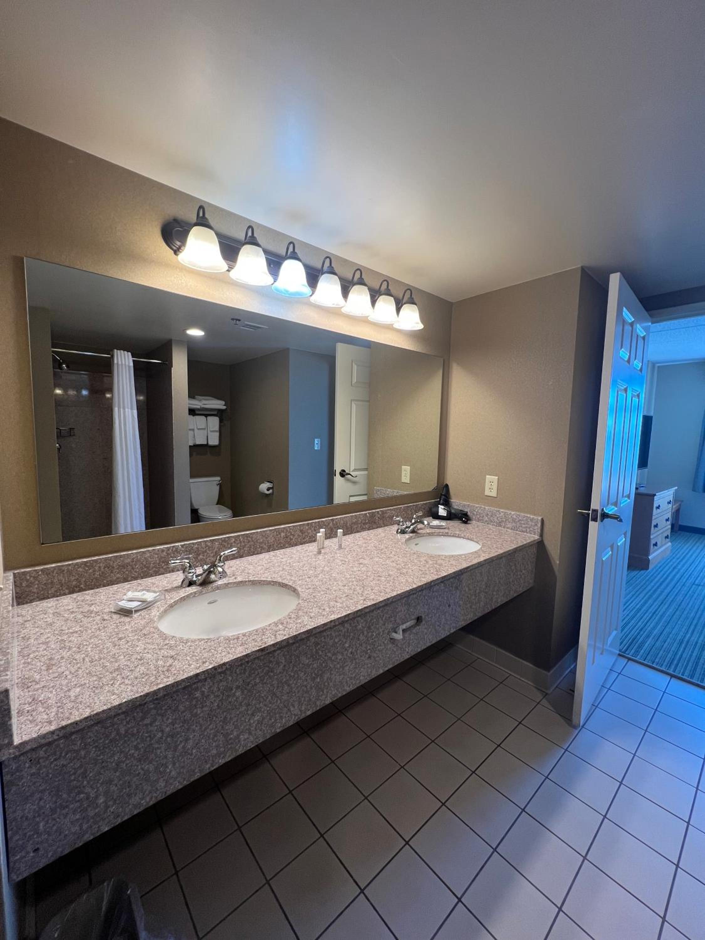 One-Bedroom King Suite - Non-Smoking - Photo 4