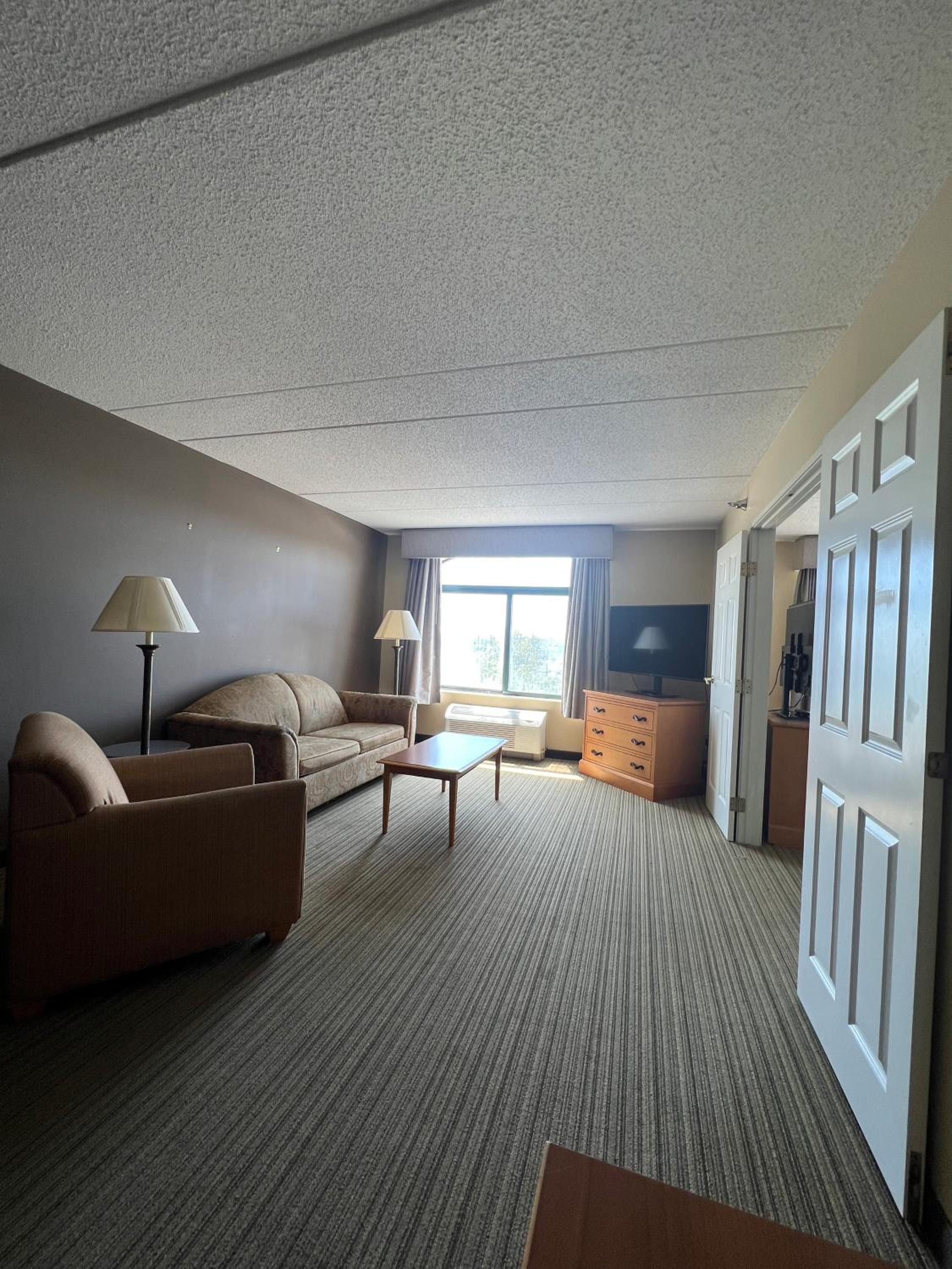 One-Bedroom King Suite - Non-Smoking - Photo 10