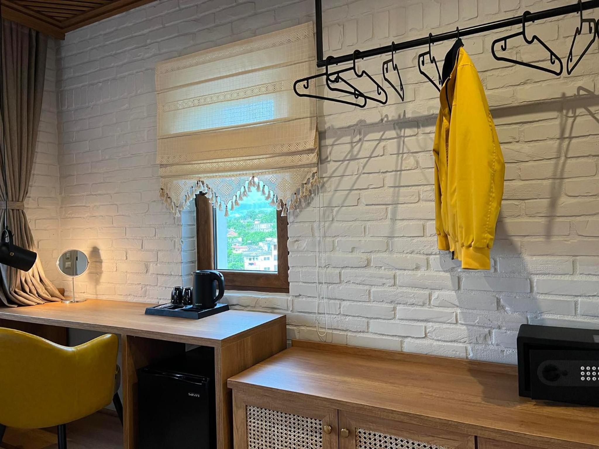 Deluxe Double or Twin Room with City View photo 3