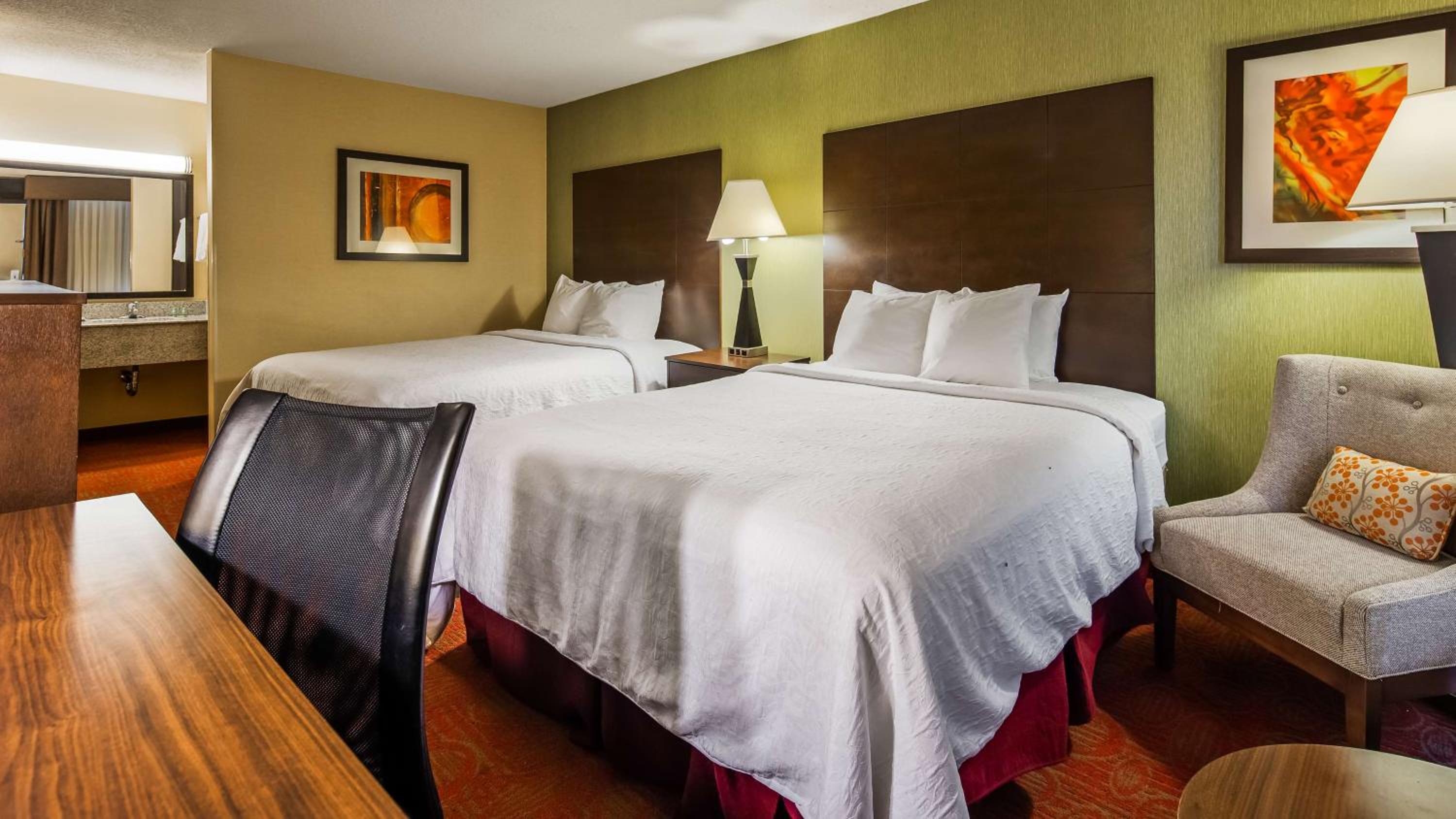 Queen Room with Two Queen Beds - Non-Smoking photo 1