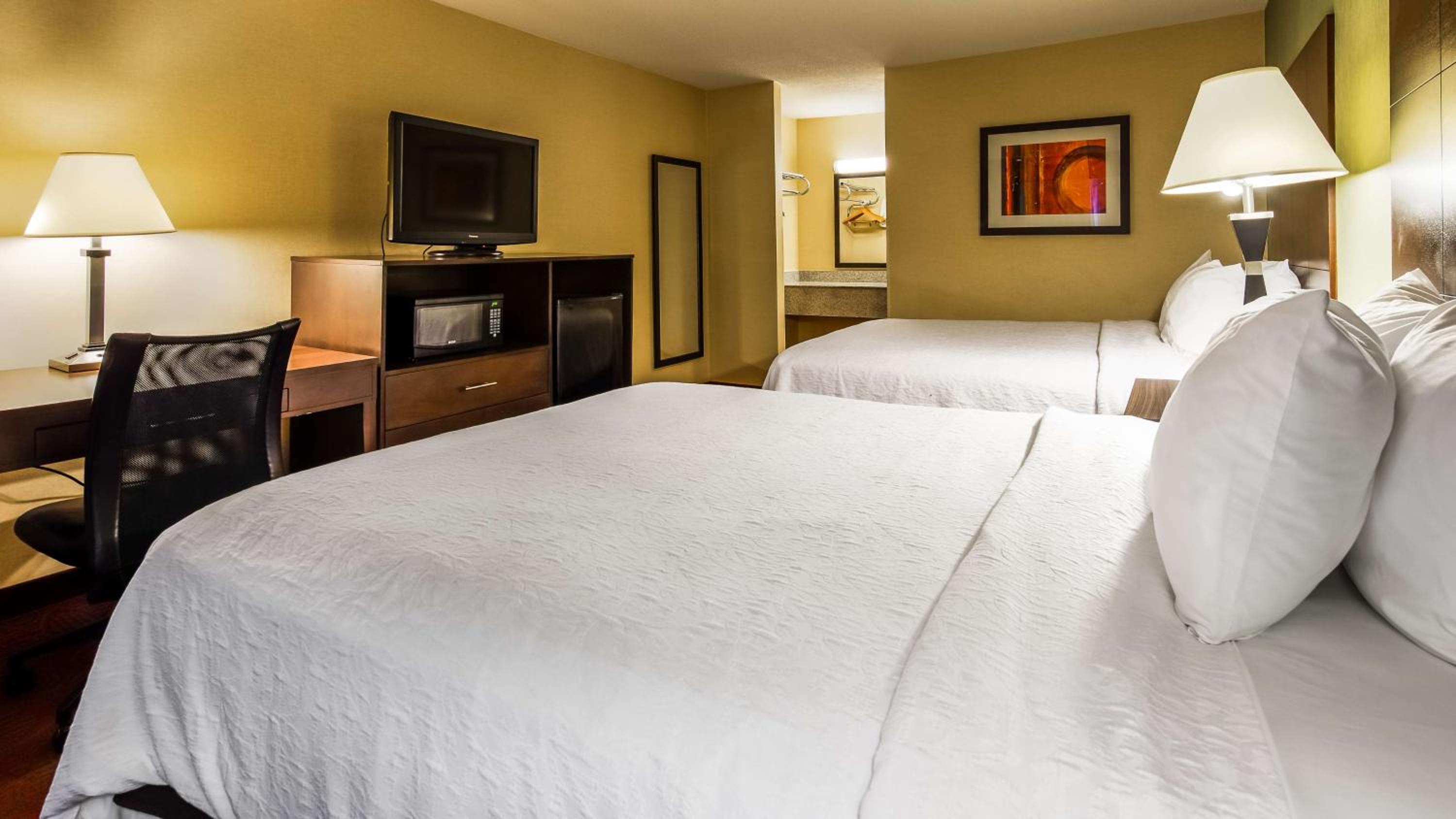 Queen Room with Two Queen Beds - Non-Smoking photo 2