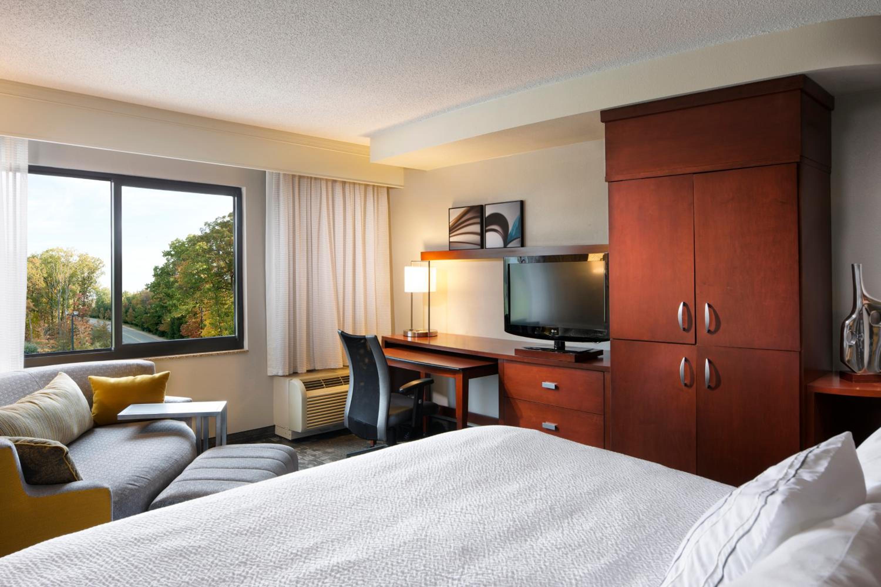 King Room with Sofa Bed - Photo 1