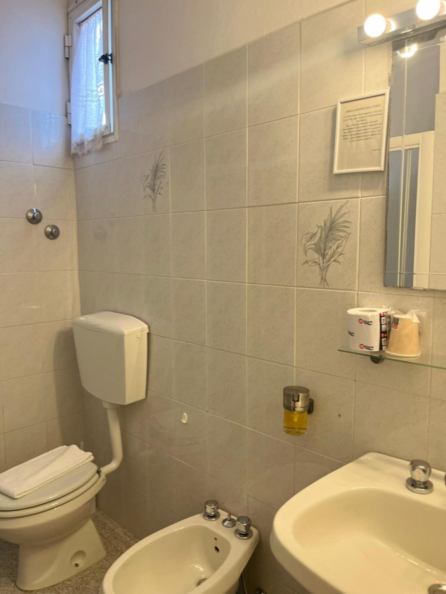 Double or Twin Room - Photo 4