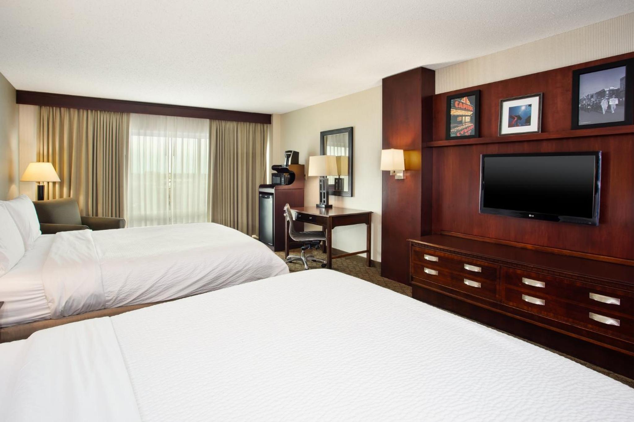Standard Room with Two Queen Beds - Photo 2