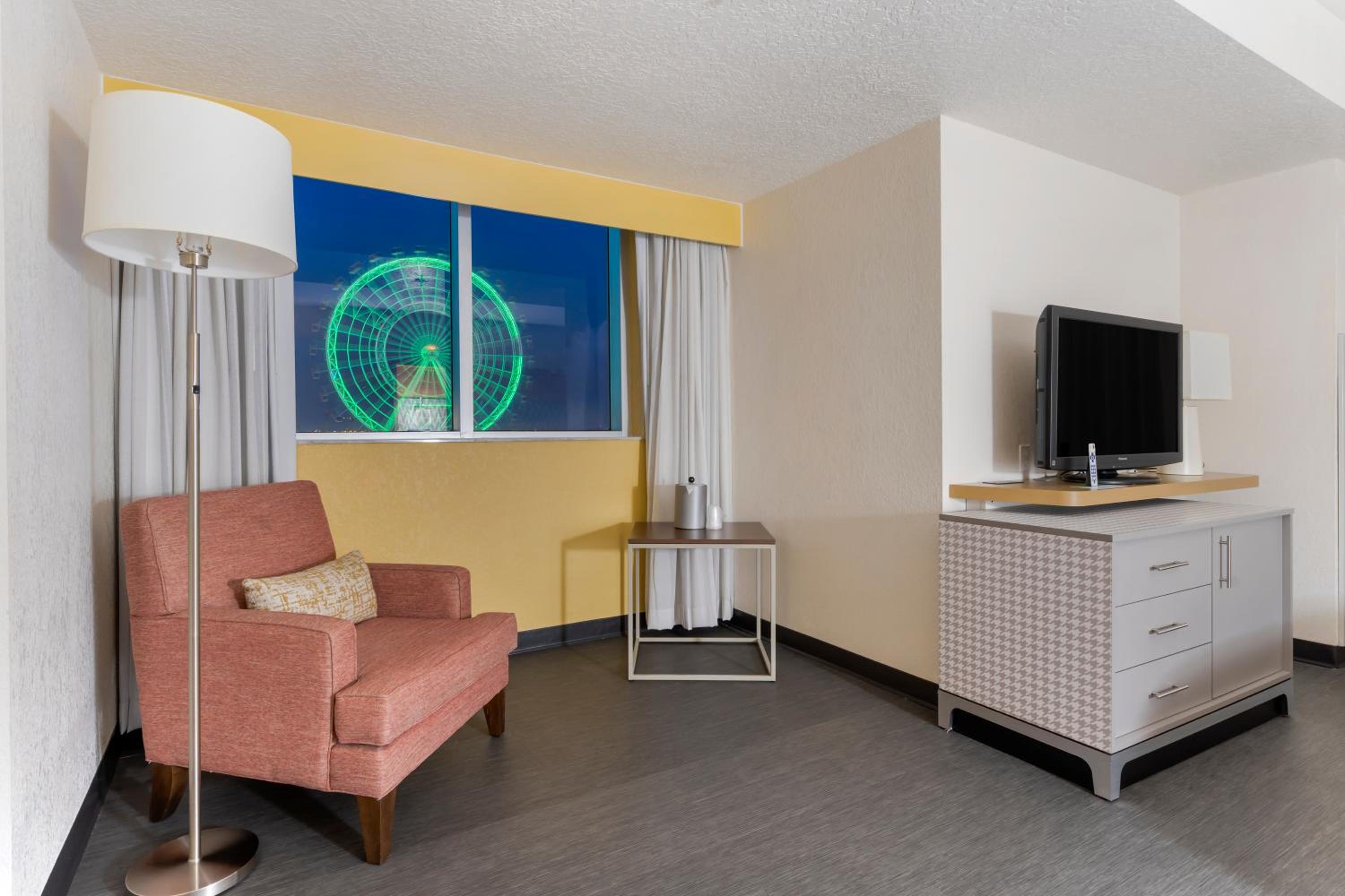 Premium King Room with Sofa Bed thumbnail 5