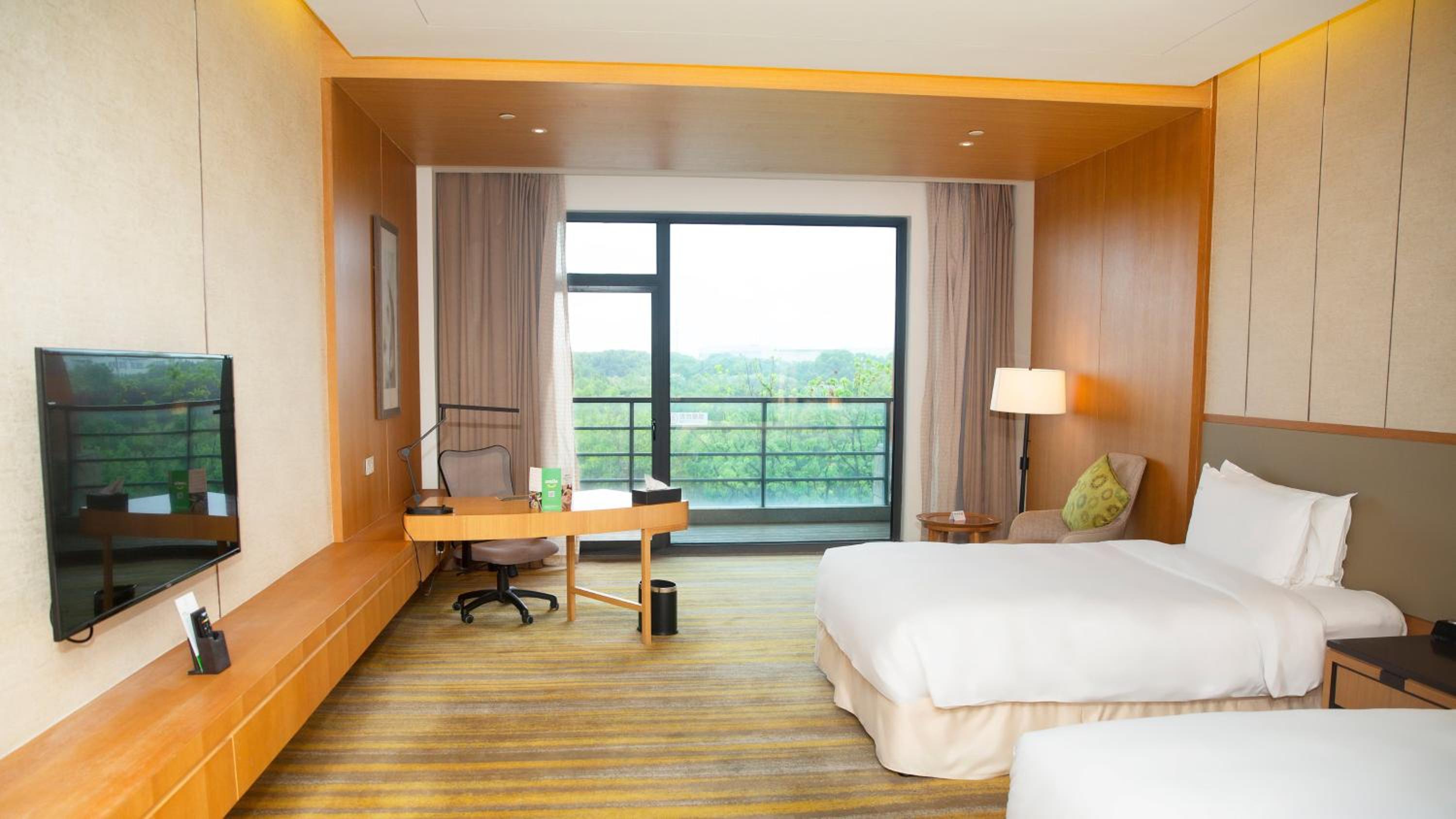 Standard King Room with Two King Beds photo 2