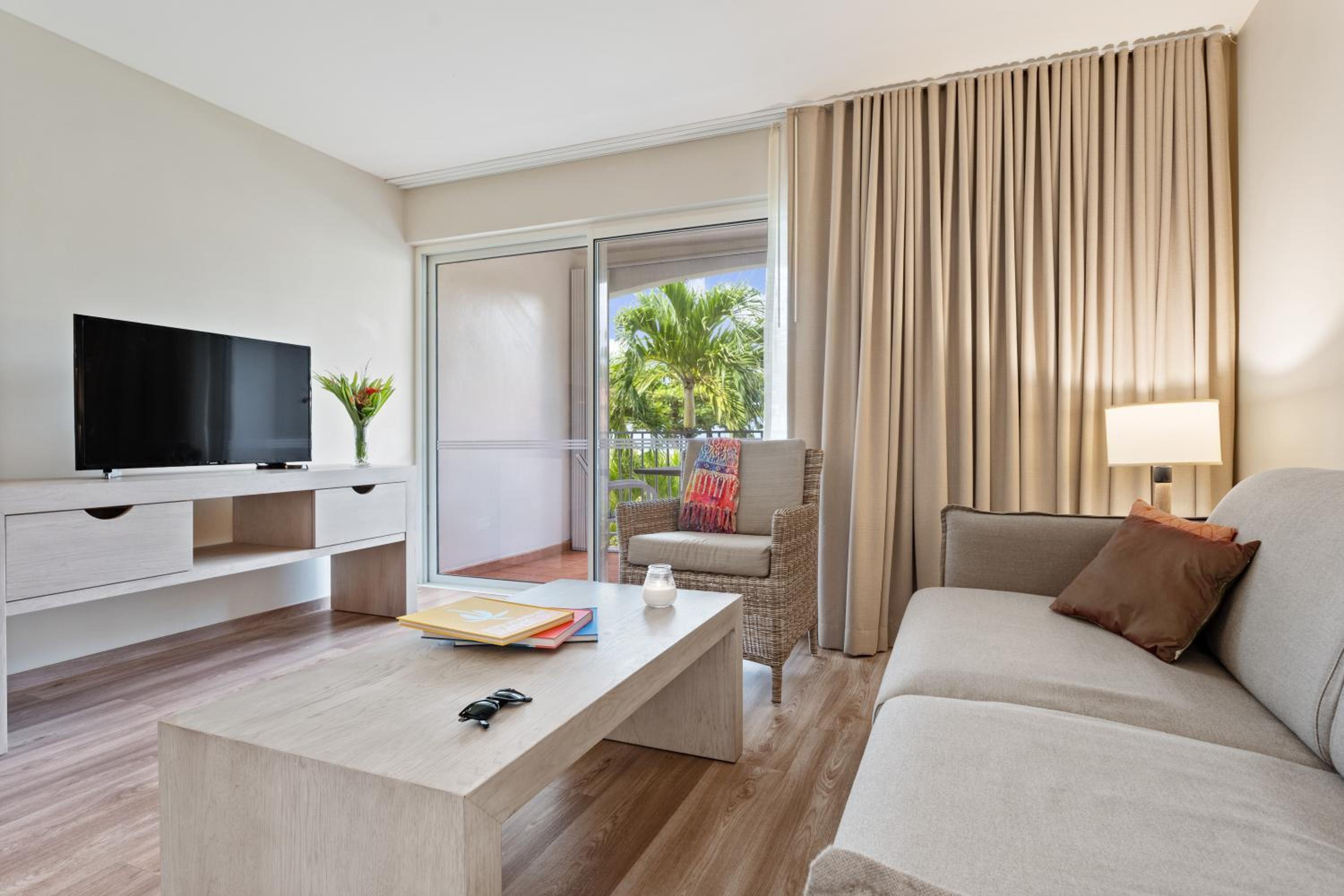 One-Bedroom Suite with Garden View photo 1