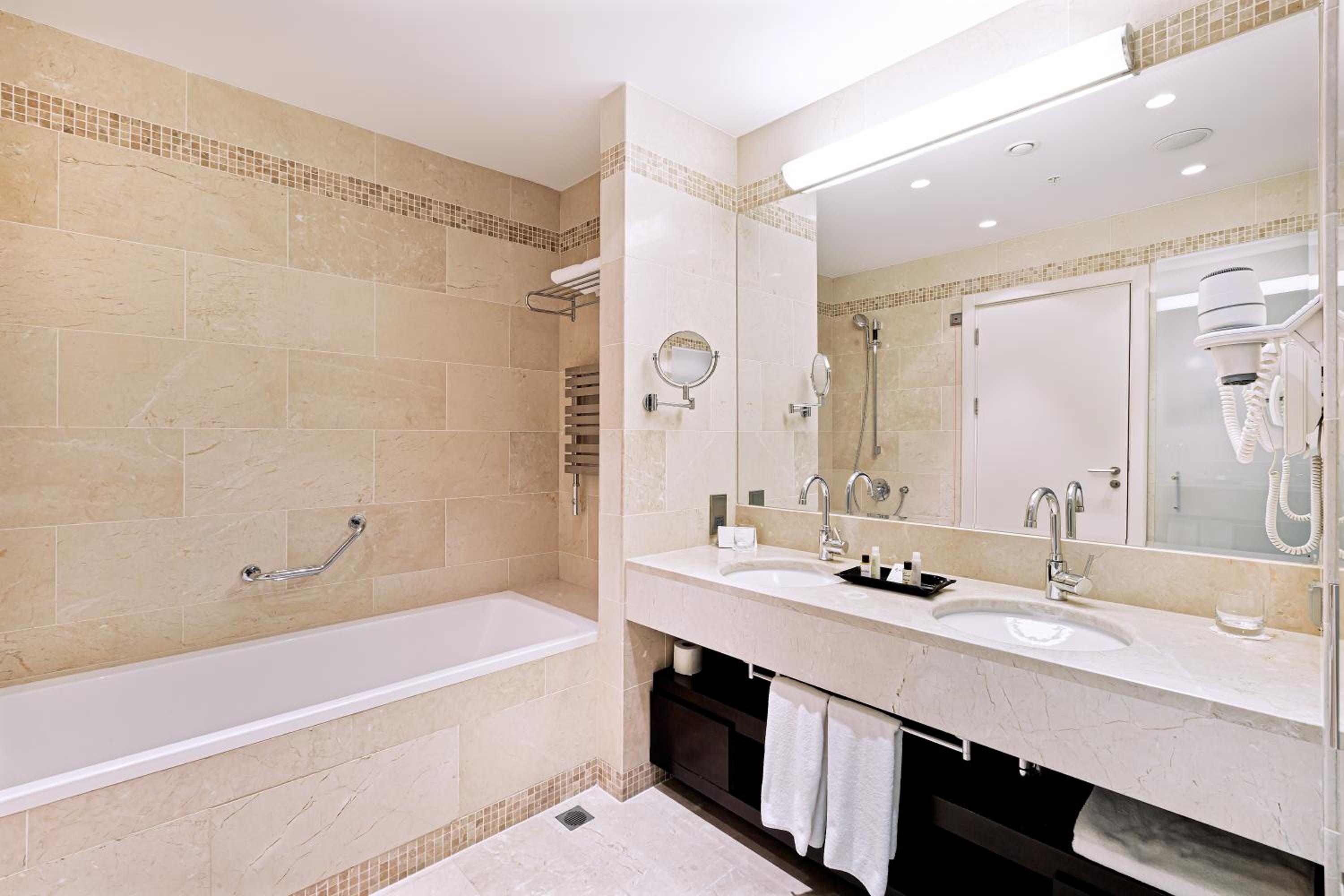 Superior Twin Room with Plaza View photo 2