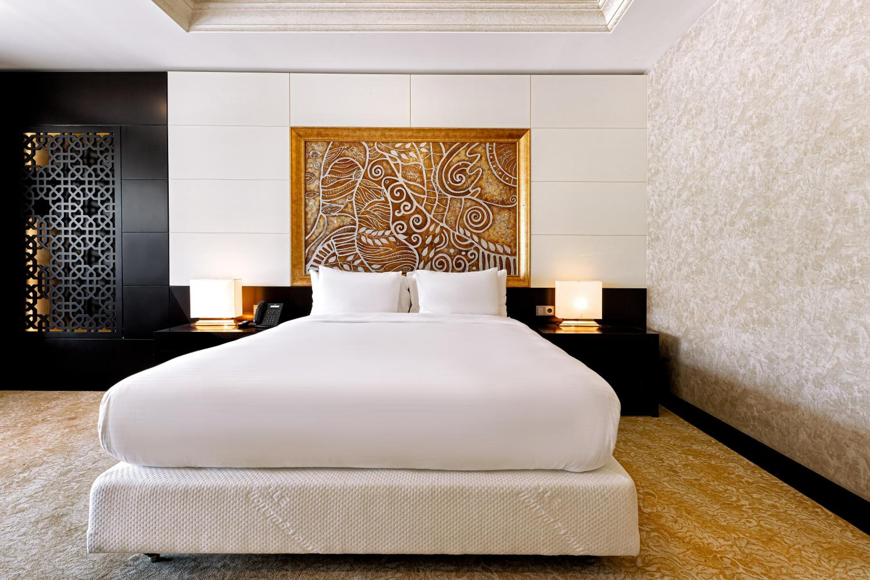 Deluxe King Room with Plaza View