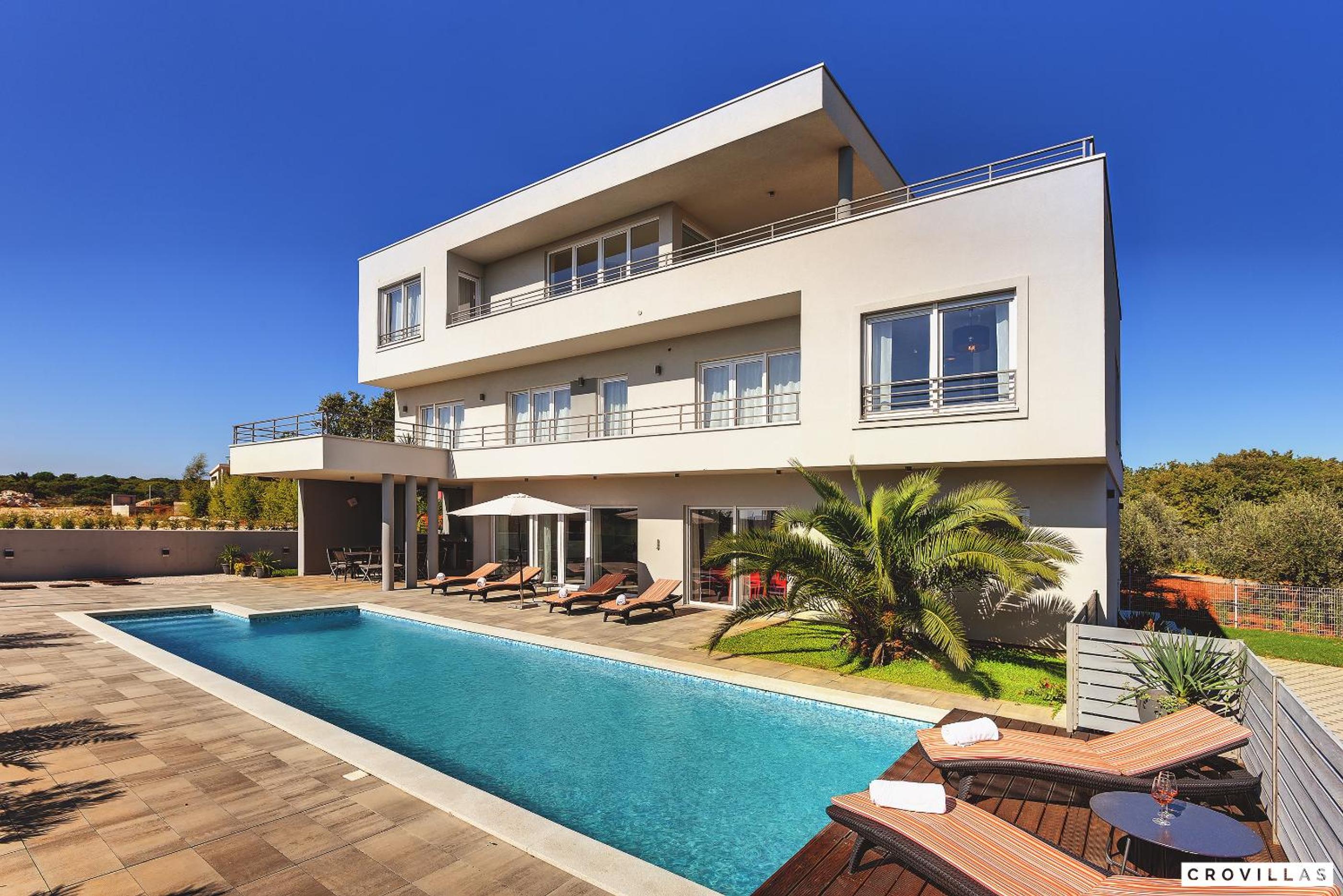 Five-Bedroom Villa photo 2