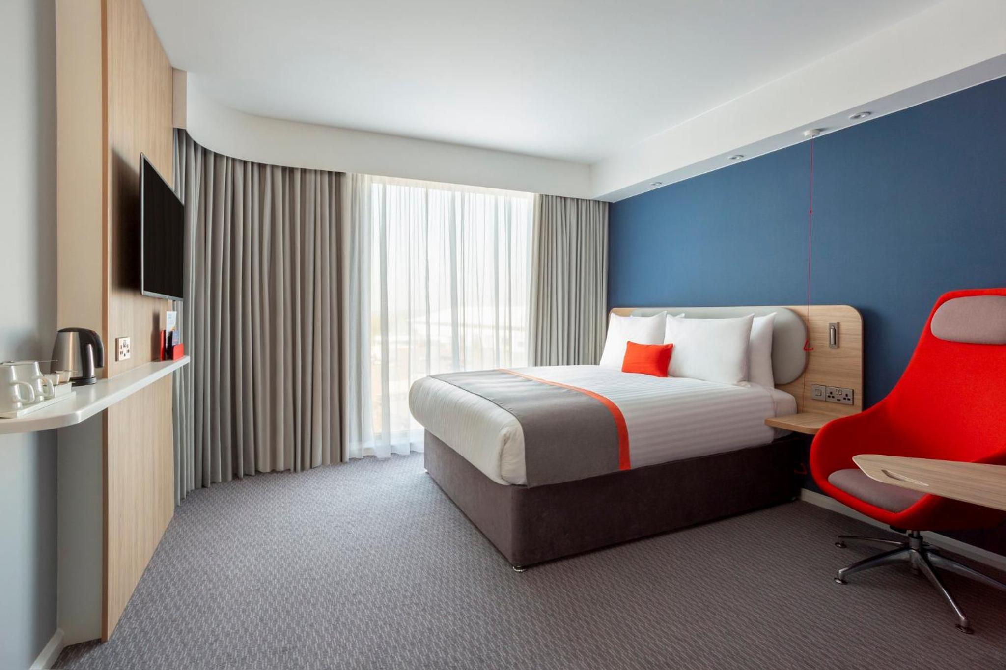 Standard Queen Room with Sofa Bed - Non-Smoking - Photo 4