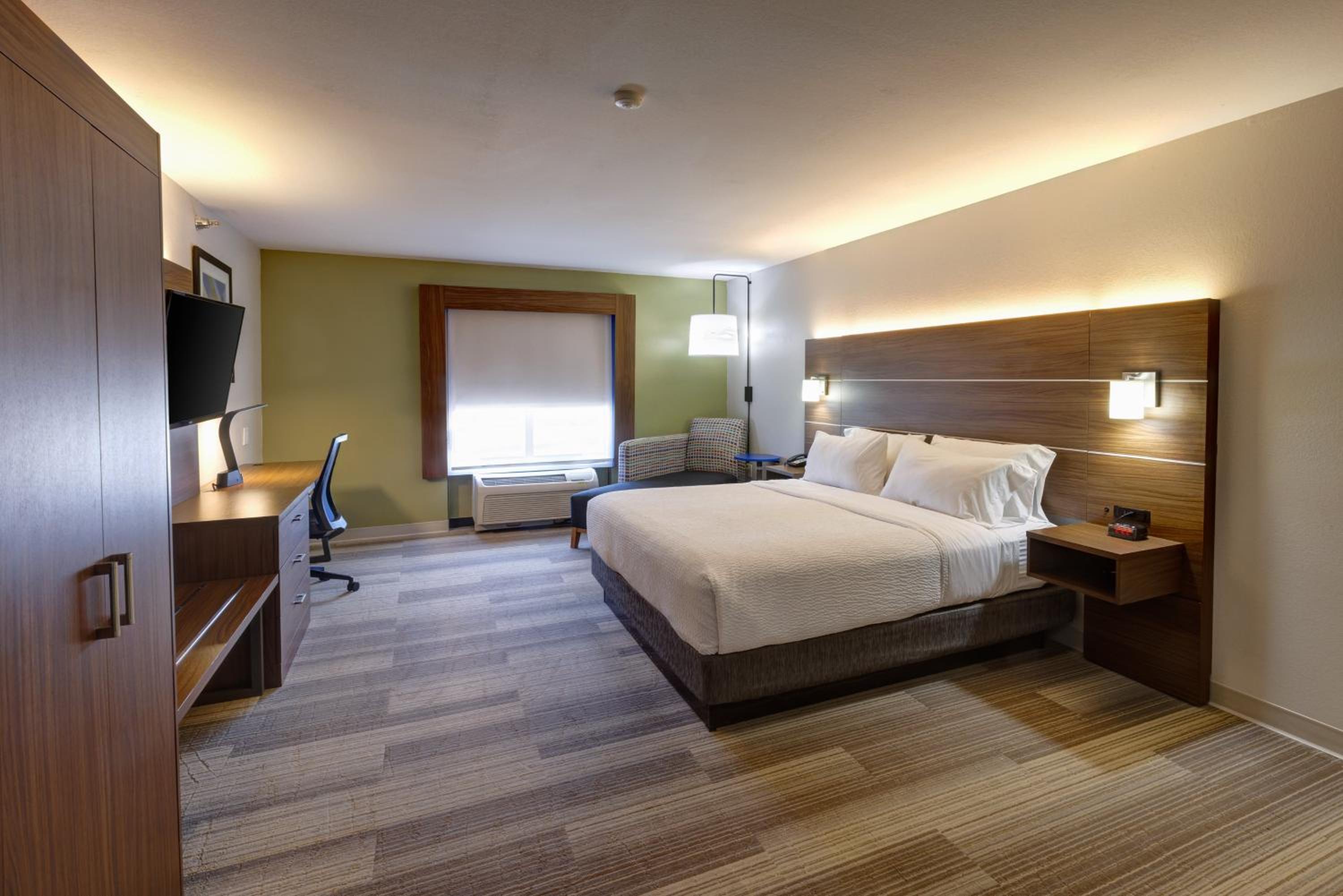 Standard King Room photo 1