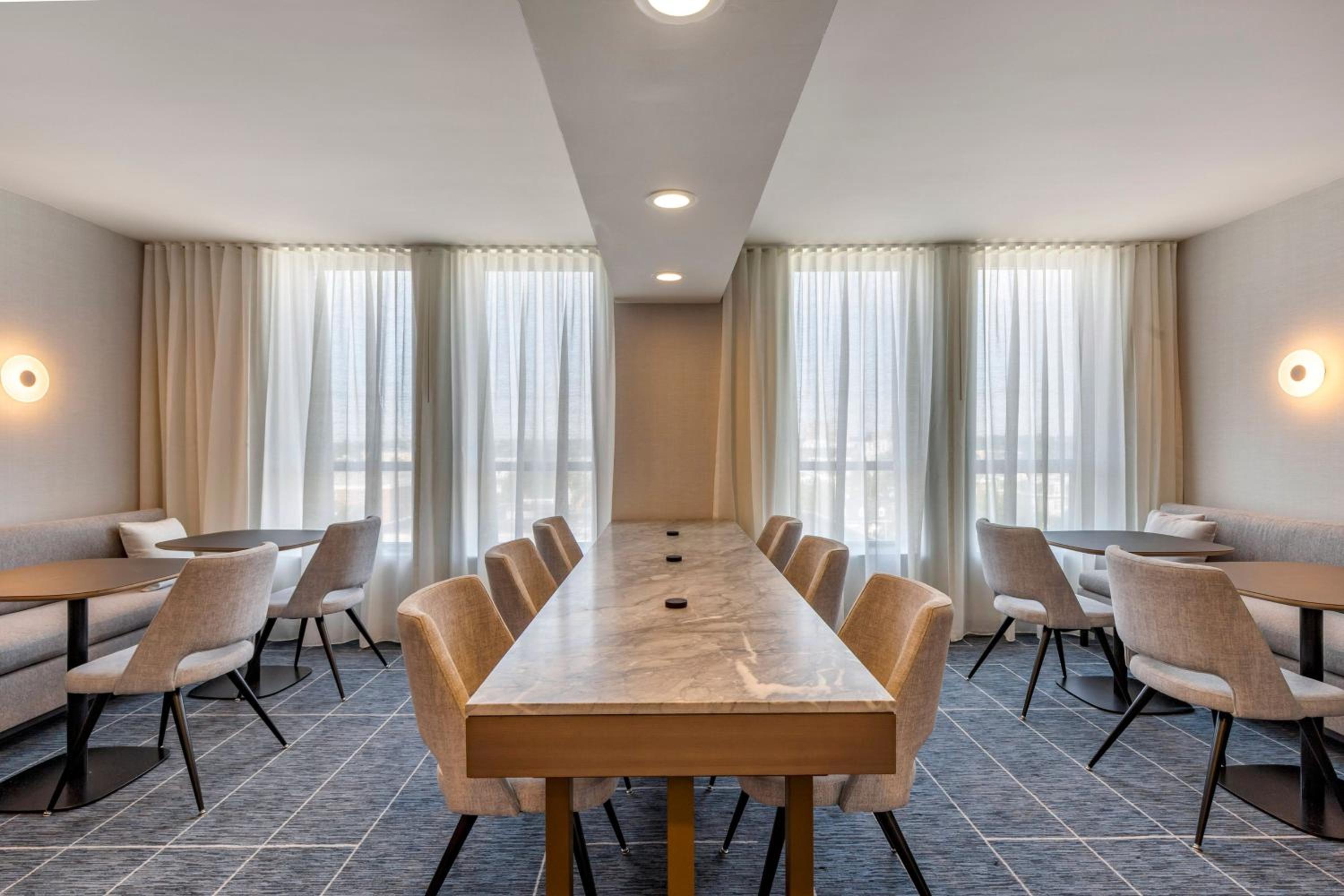 King Studio Suite with Sofa Bed - Club Level - Photo 10