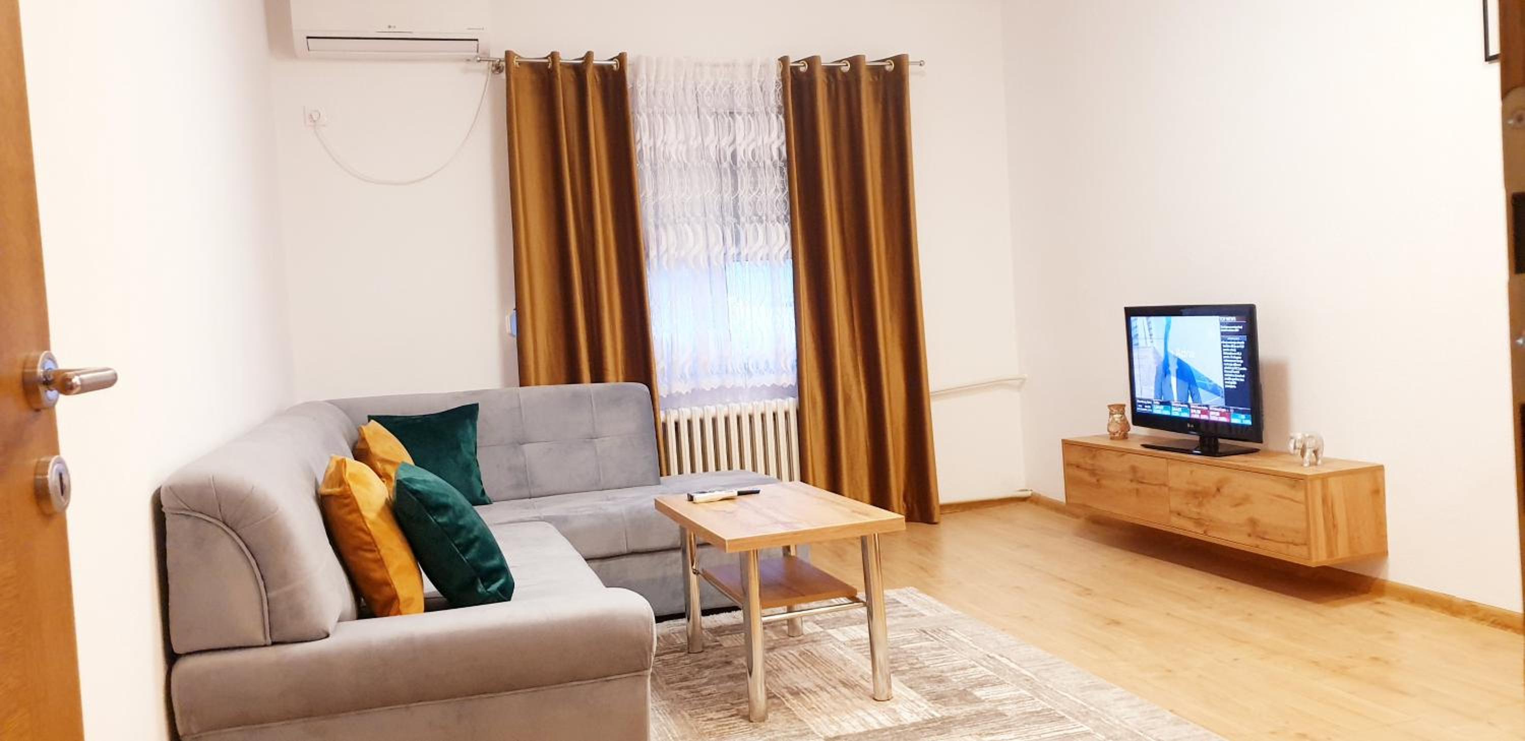 One-Bedroom Apartment photo 1