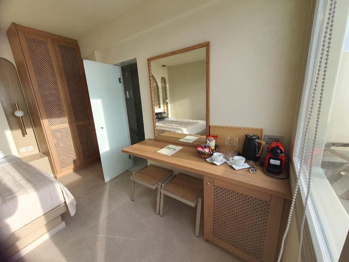 Standard Cave Suite with outdoor Hot Tub and Caldera View - Photo 6