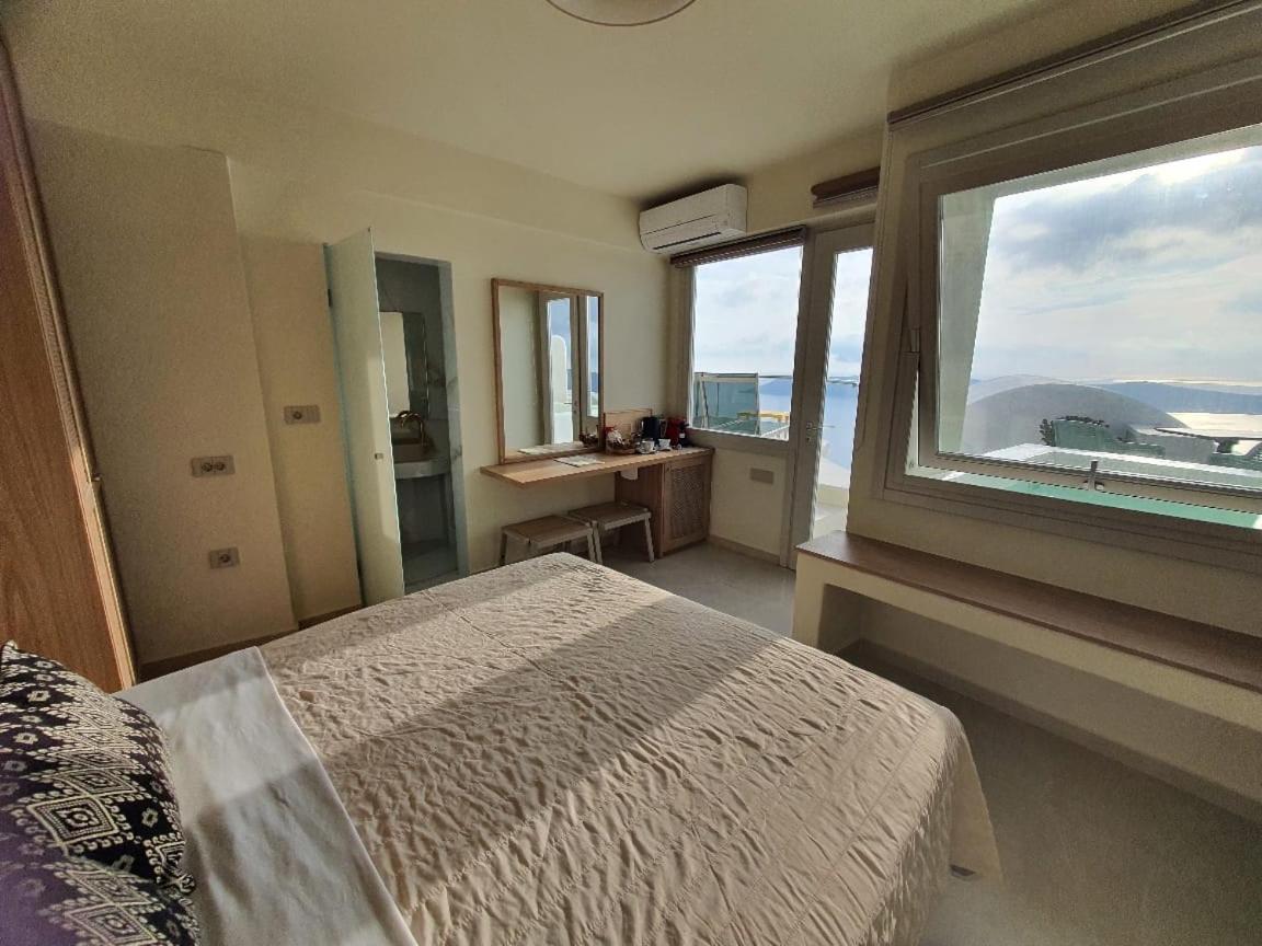 Standard Cave Suite with outdoor Hot Tub and Caldera View - Photo 5