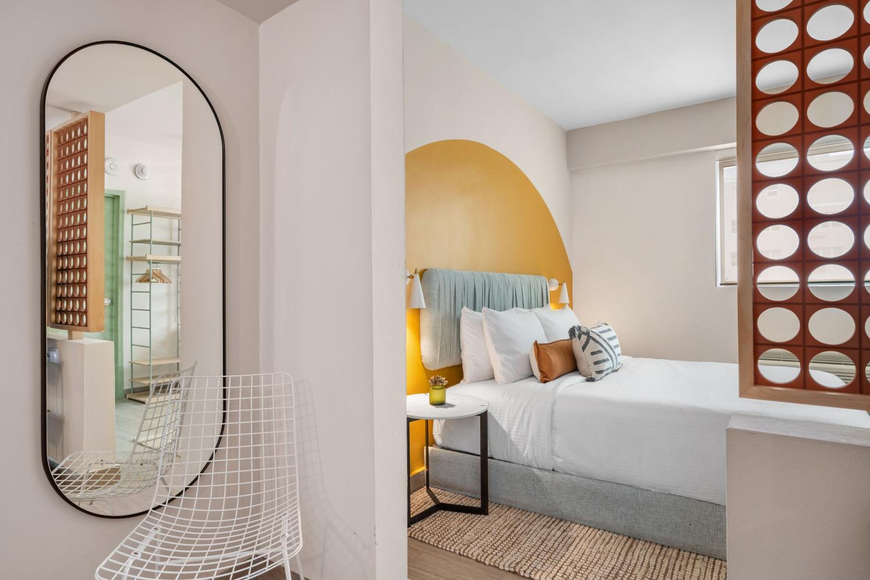 Studio Suite - Photo 1