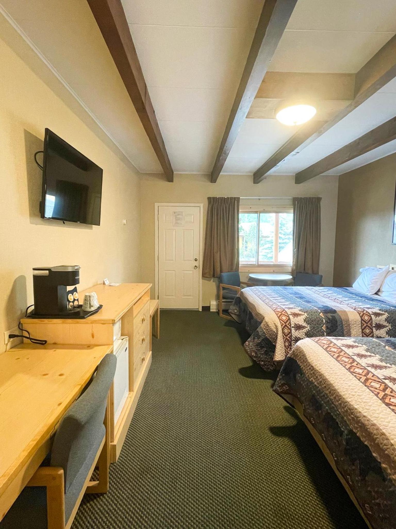 Queen Room with Two Queen Beds photo 1