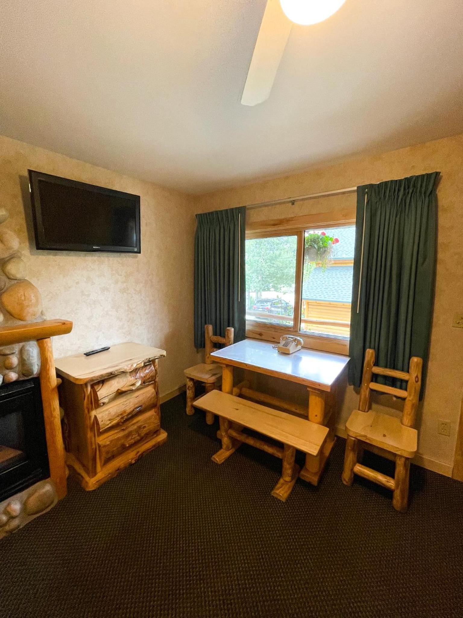 Deluxe Queen Suite photo 1
