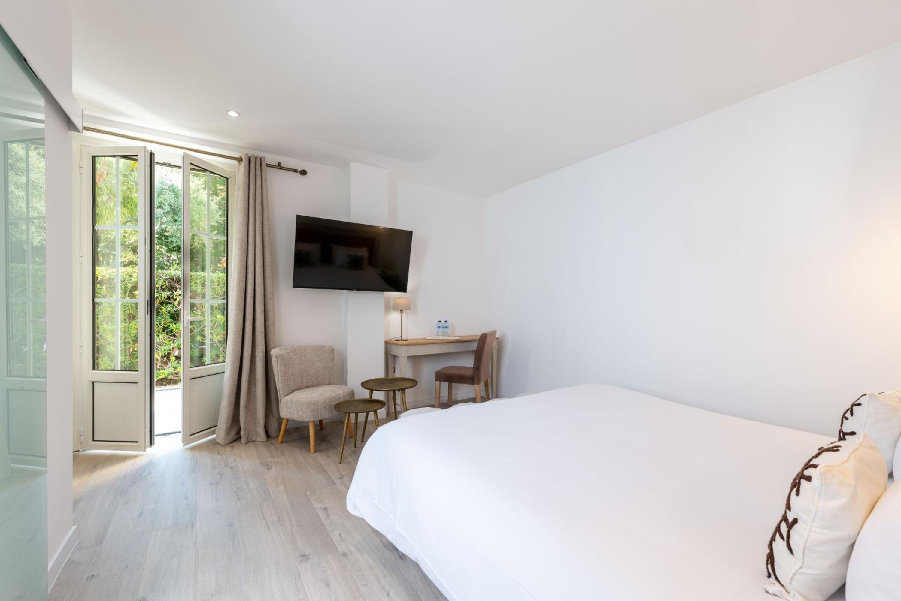 Large Superior Double Room  - Photo 10