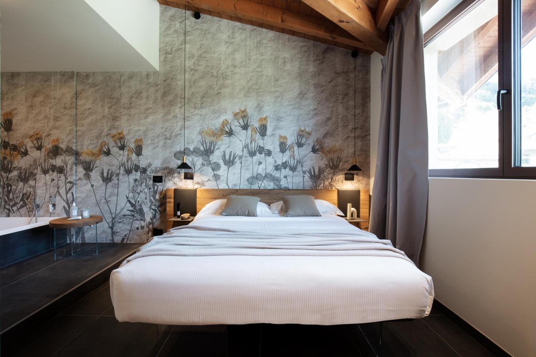 Deluxe Double Room with Bath - Photo 2