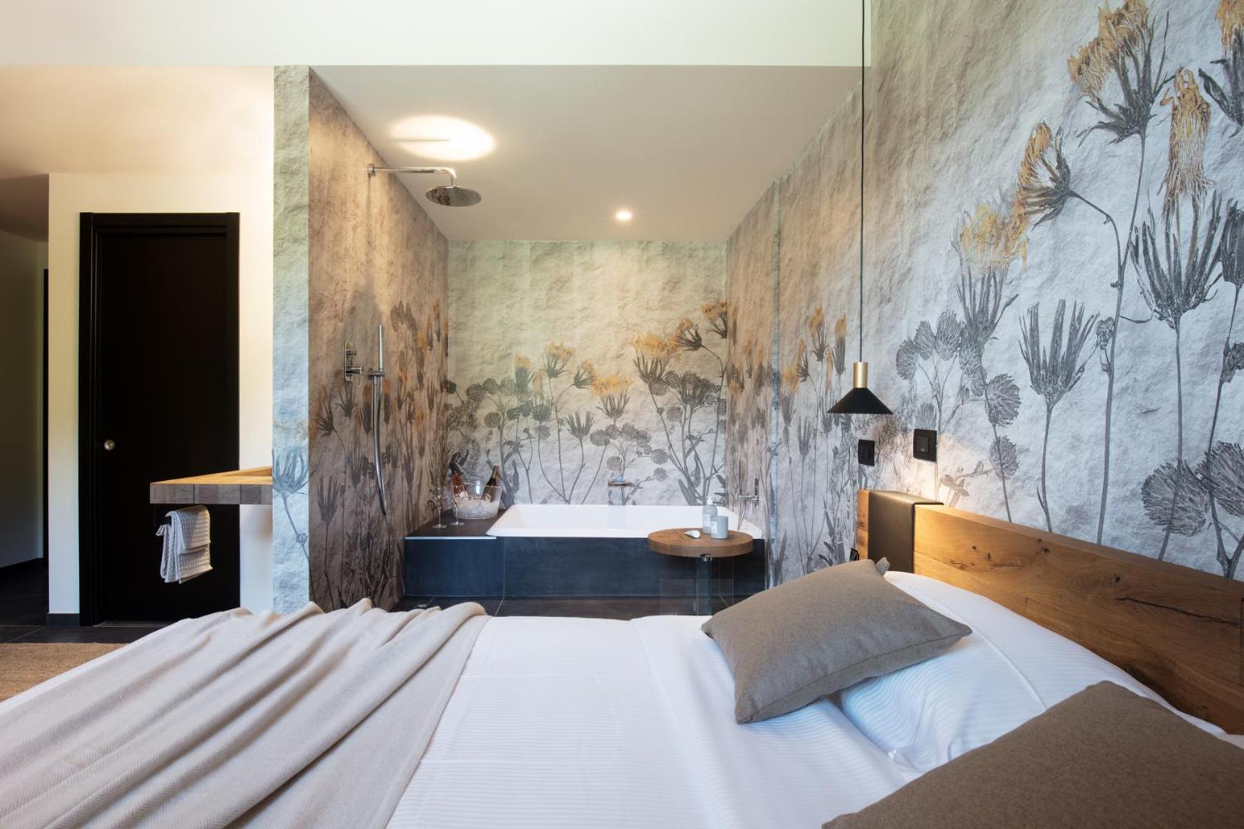 Deluxe Double Room with Bath - Photo 1
