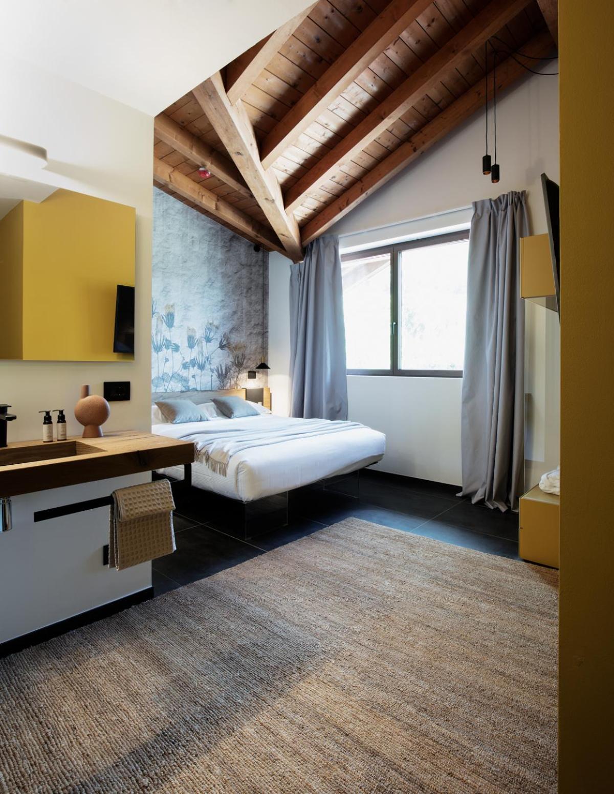 Deluxe Double Room with Bath - Photo 3