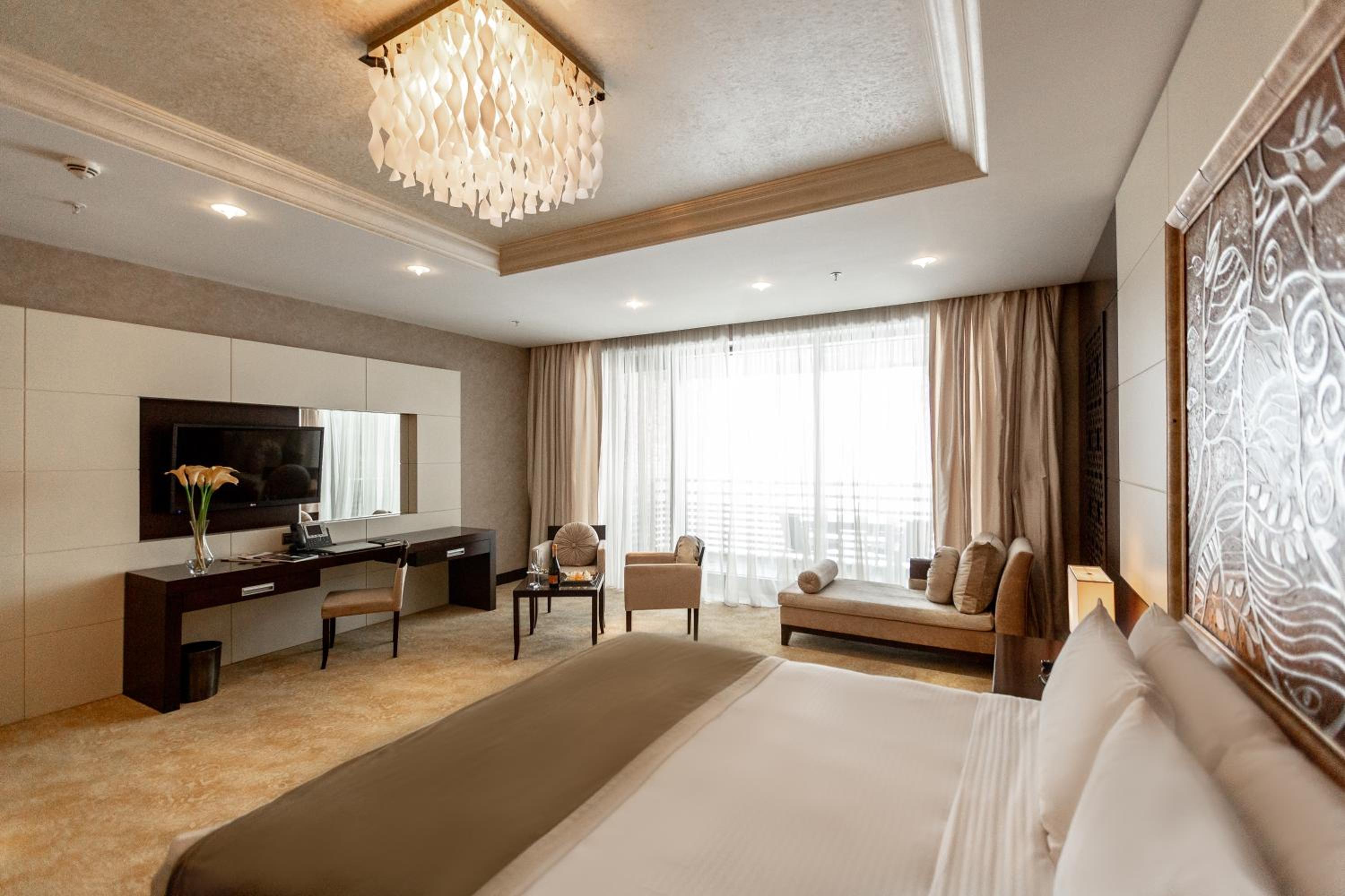 Junior Suite with Plaza view photo 2