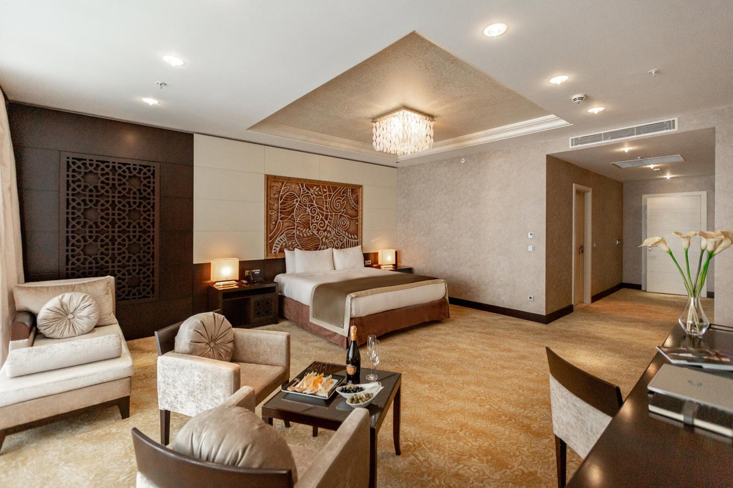 Junior Suite with Plaza view photo 3