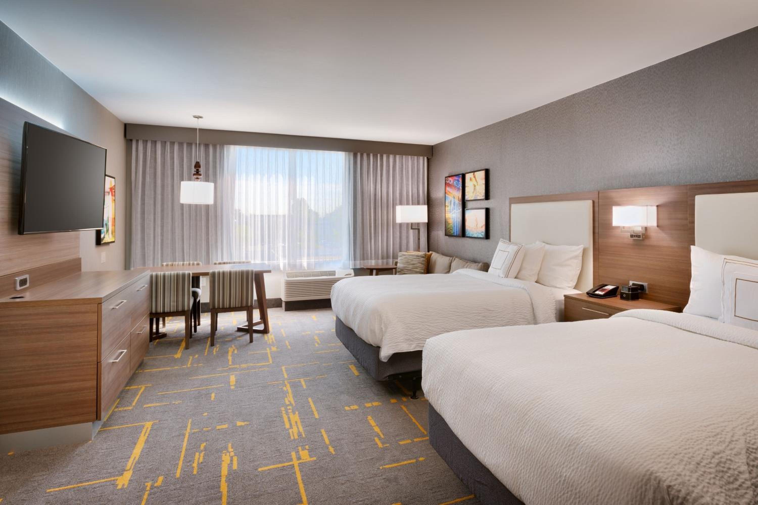 2 Room Suite, 2 Queen Beds with Sofa Bed, and 2 Twin Bunk Beds
