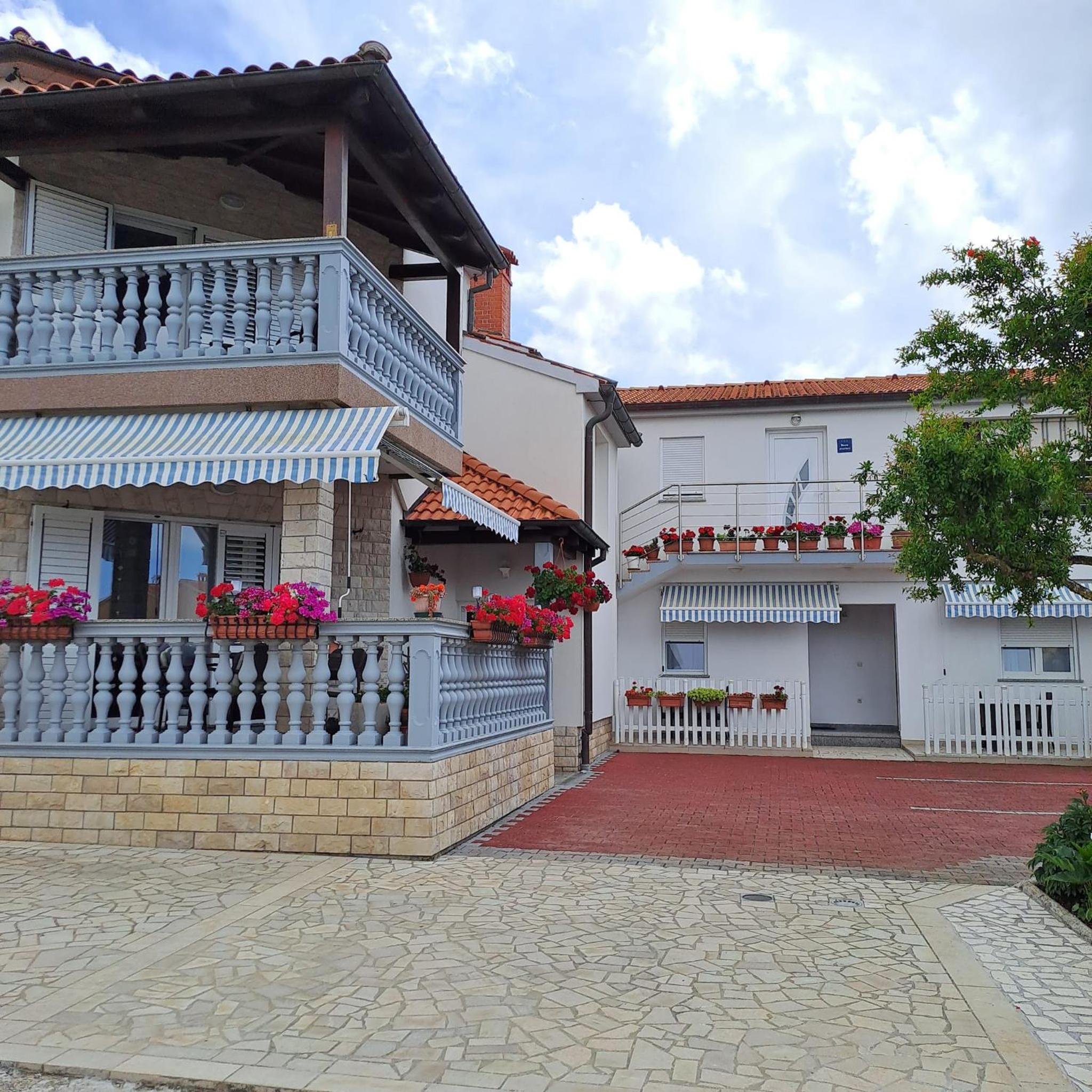 Apartment with Balcony - Photo 27