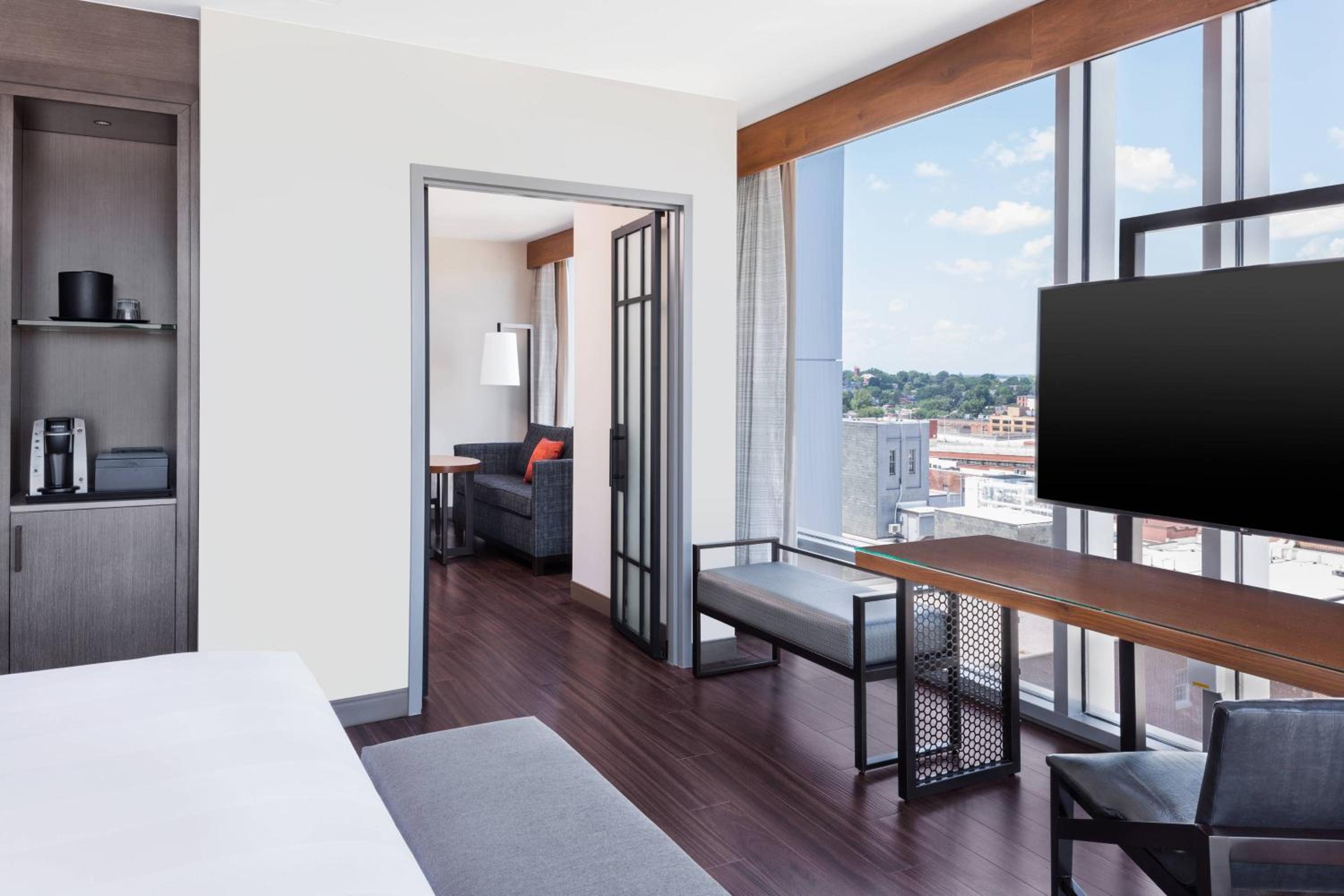 Executive Corner Suite, 1 King - Photo 1