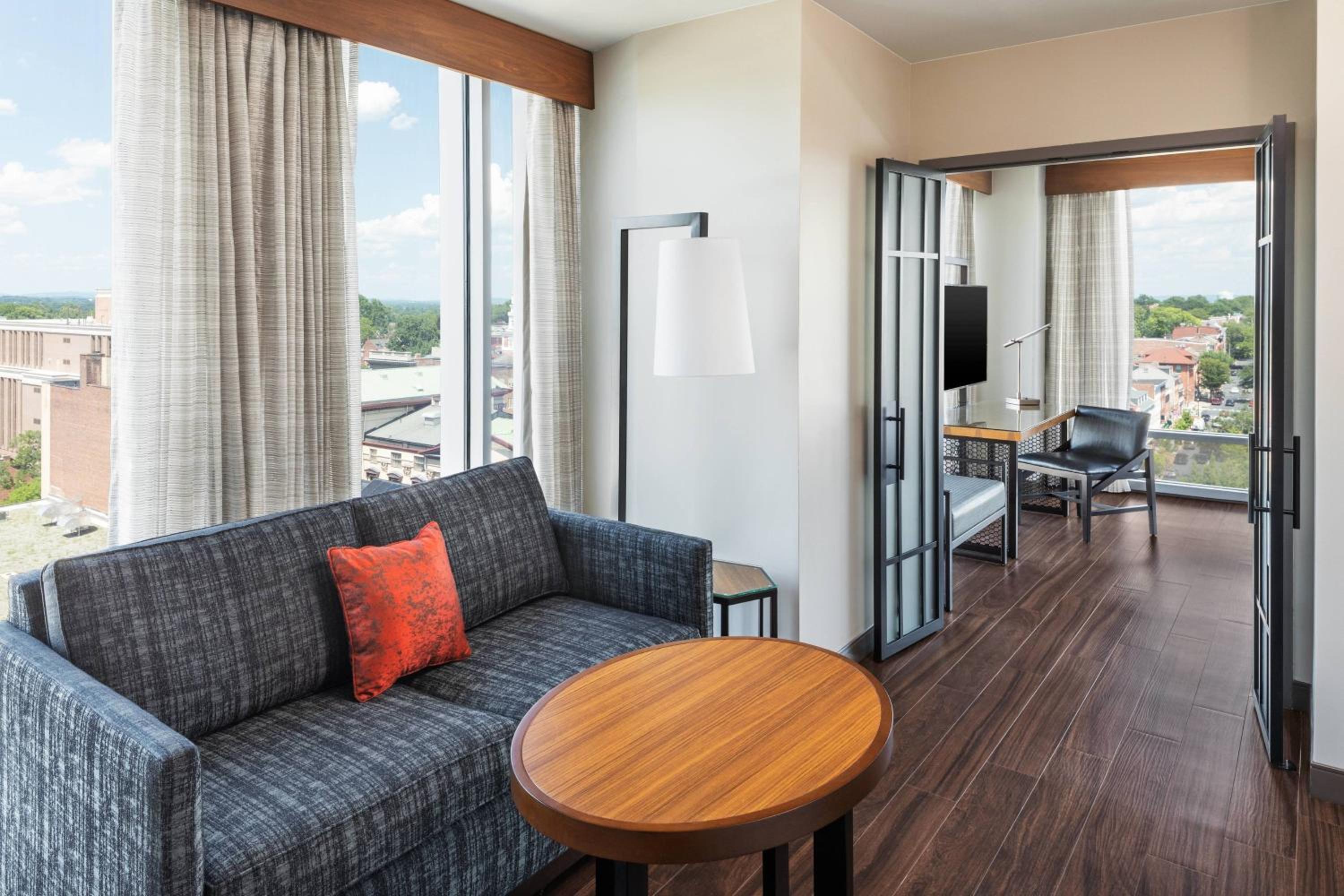 Executive Corner Suite, 1 King - Photo 5